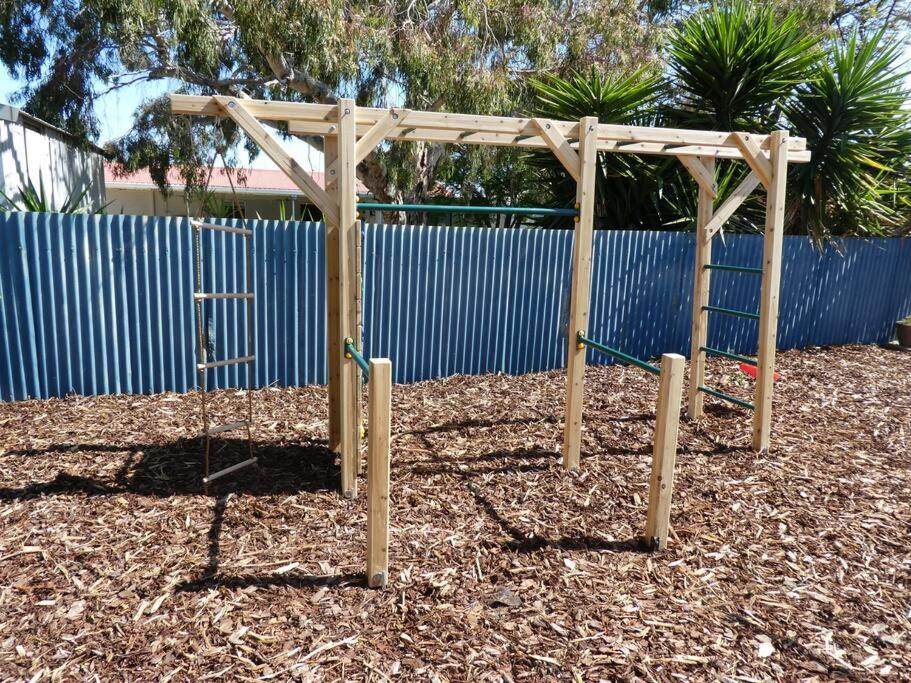 Moonta Bay Stylish large home 3 min walk from beach and jetty