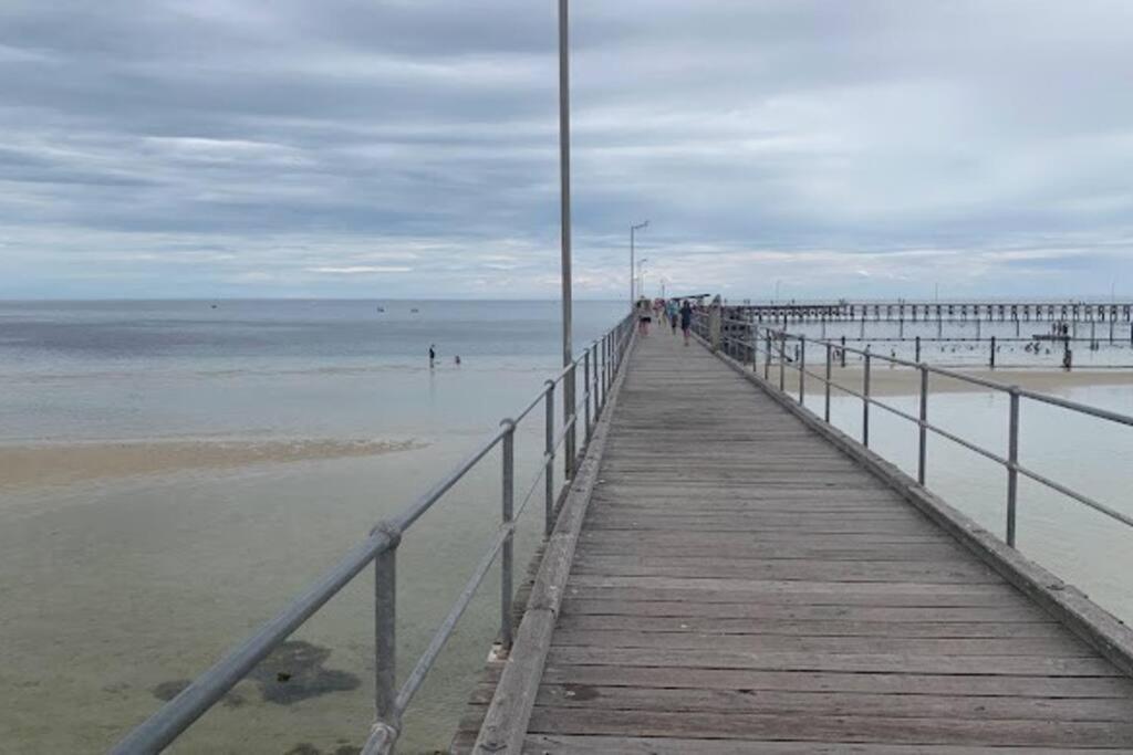 Moonta Bay Stylish large home 3 min walk from beach and jetty