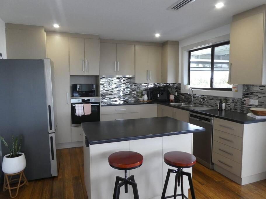Moonta Bay Stylish large home 3 min walk from beach and jetty