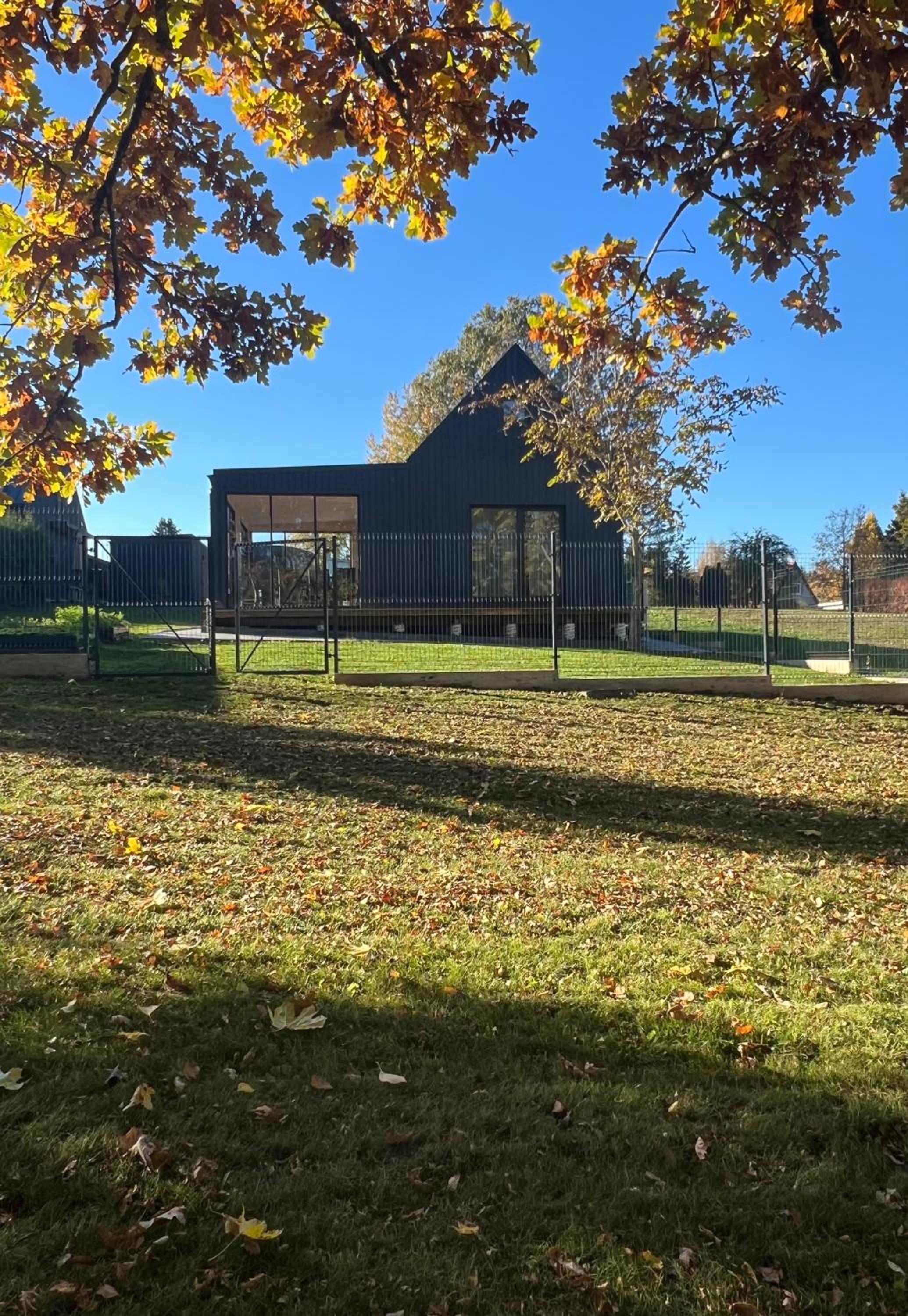 Hotel Lake House - Image 1