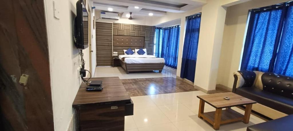 Glitz Hotels- Phoenix Inn view 5