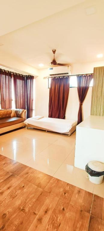 Glitz Hotels- Phoenix Inn view 4