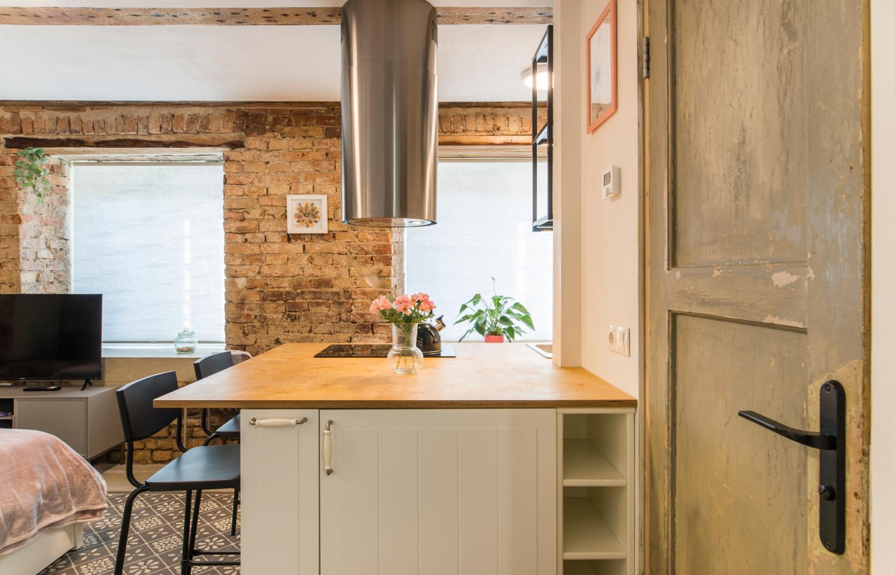 Cosy Brick Nest 15 - Riga Center Studio with Free Parking