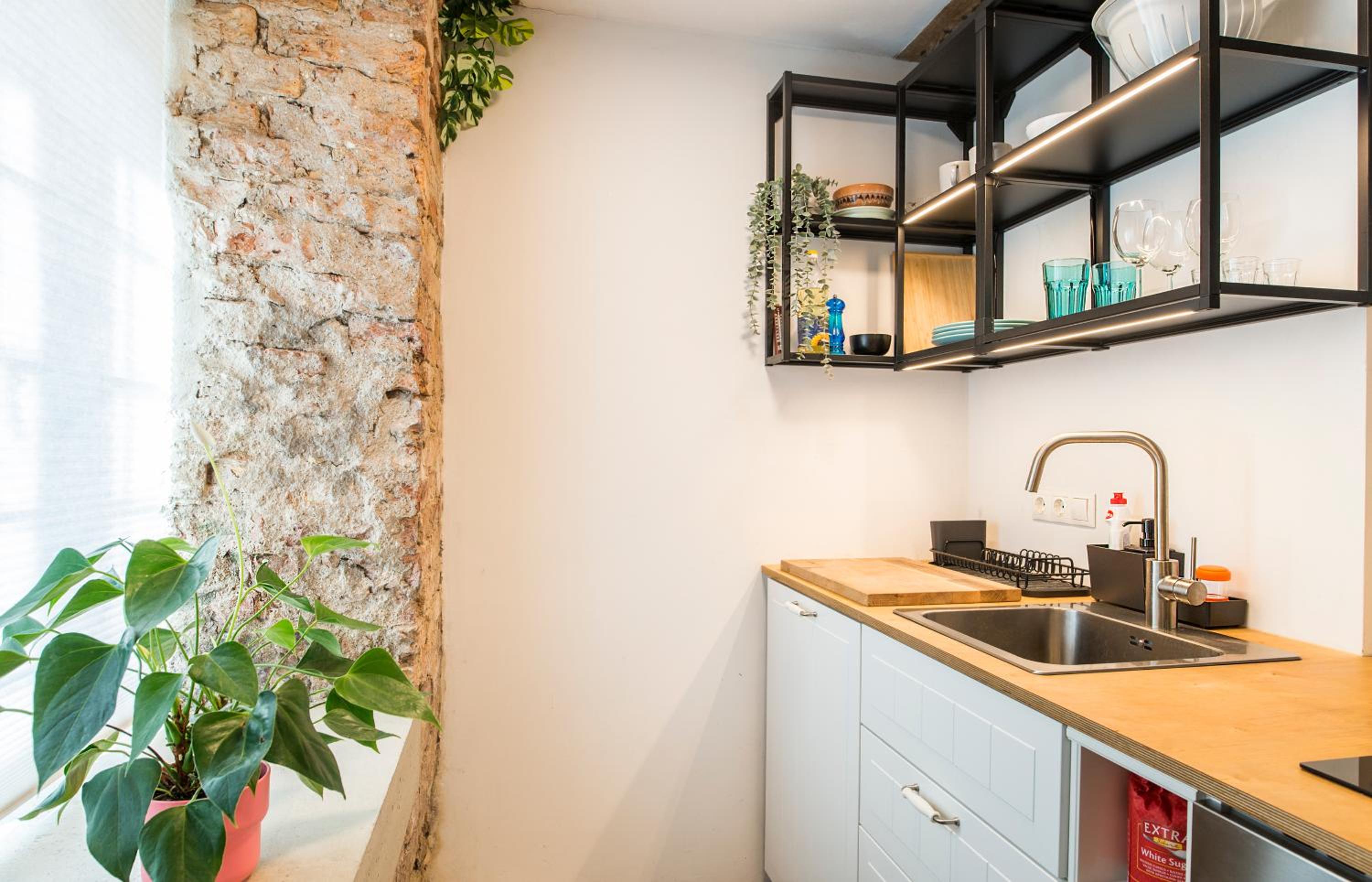 Cosy Brick Nest 15 - Riga Center Studio with Free Parking