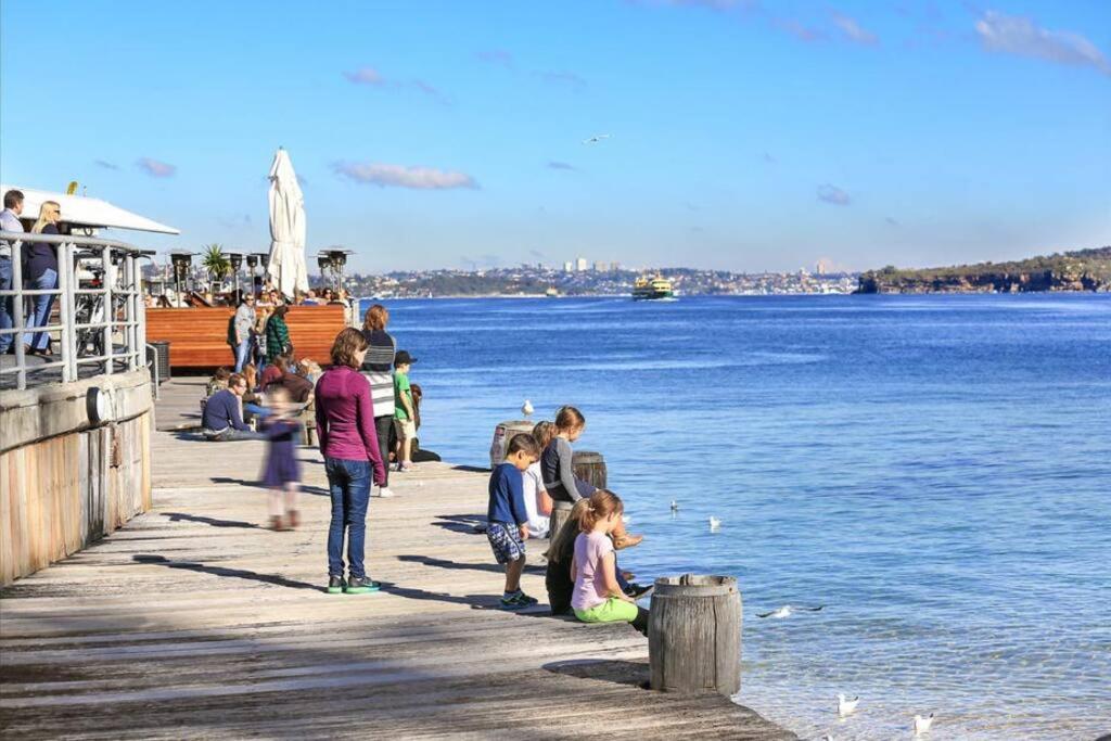 Manly Vibes - fabulous design with gym, sauna, streaming, right opposite wharf & beach