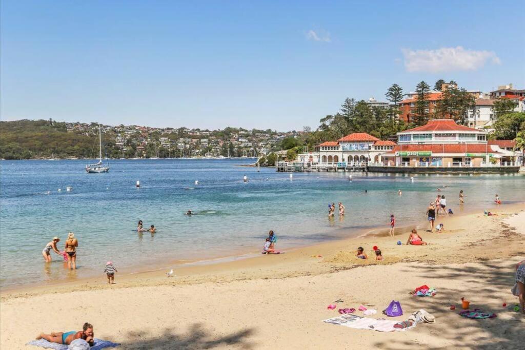 Manly Vibes - fabulous design with gym, sauna, streaming, right opposite wharf & beach
