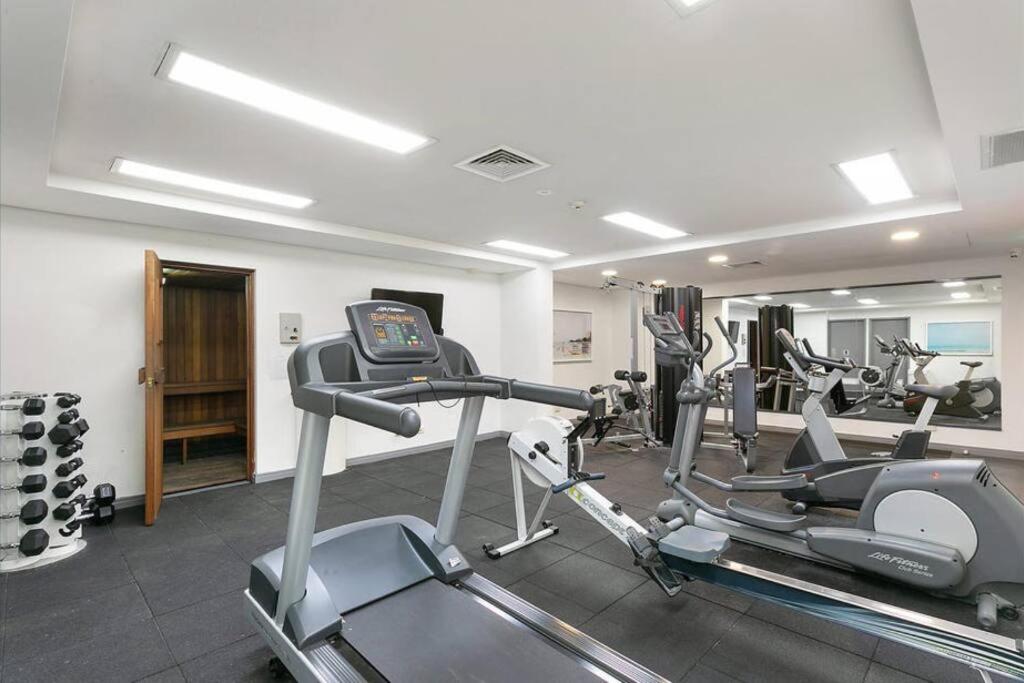 Manly Vibes - fabulous design with gym, sauna, streaming, right opposite wharf & beach