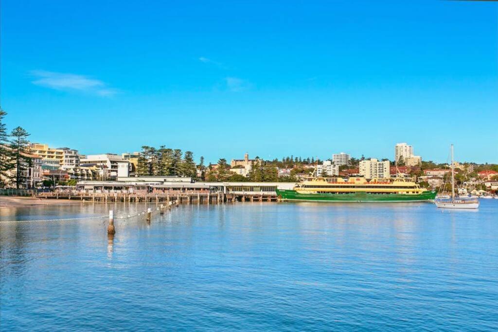 Manly Vibes - fabulous design with gym, sauna, streaming, right opposite wharf & beach