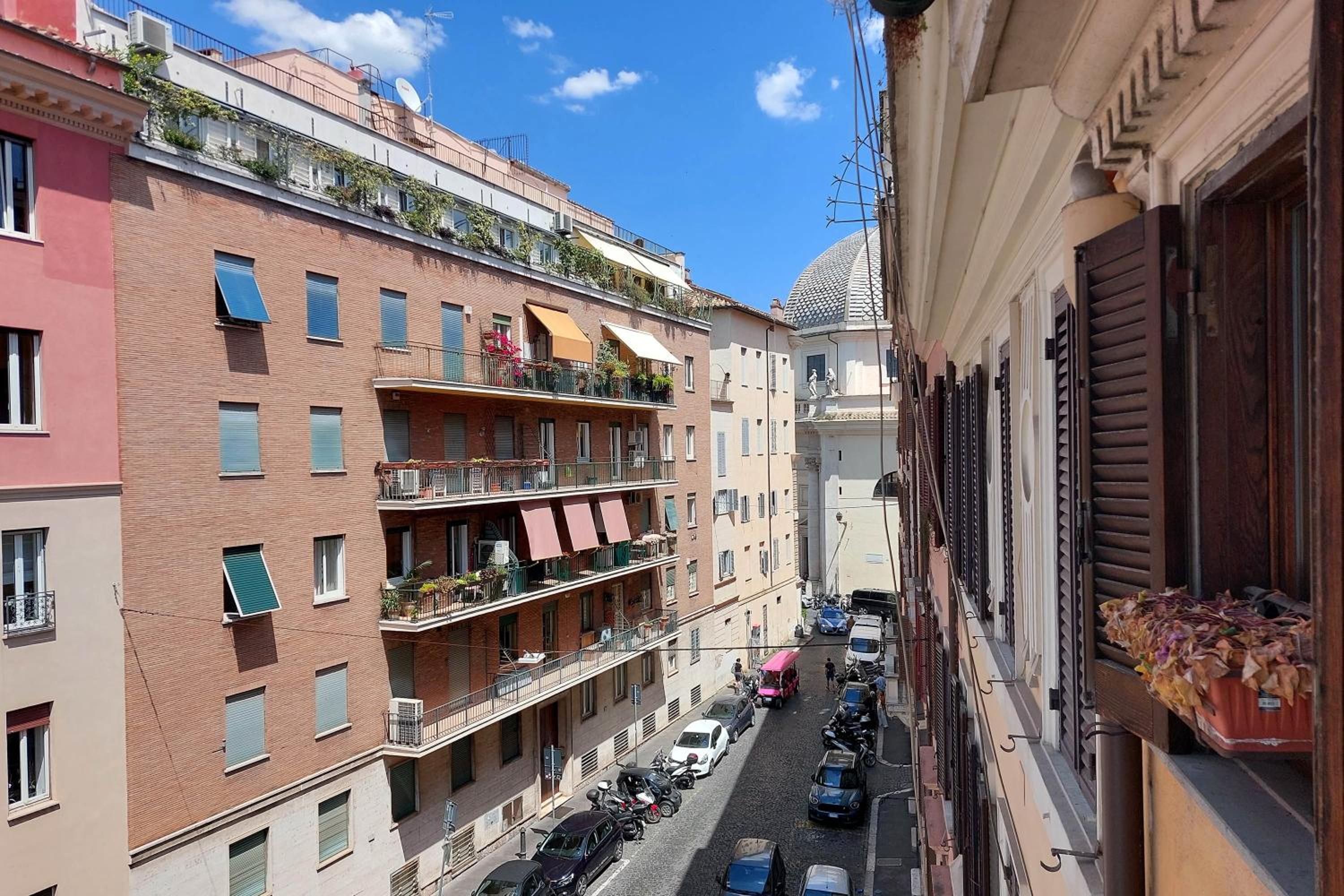 Classic roman home next to Popolo Square