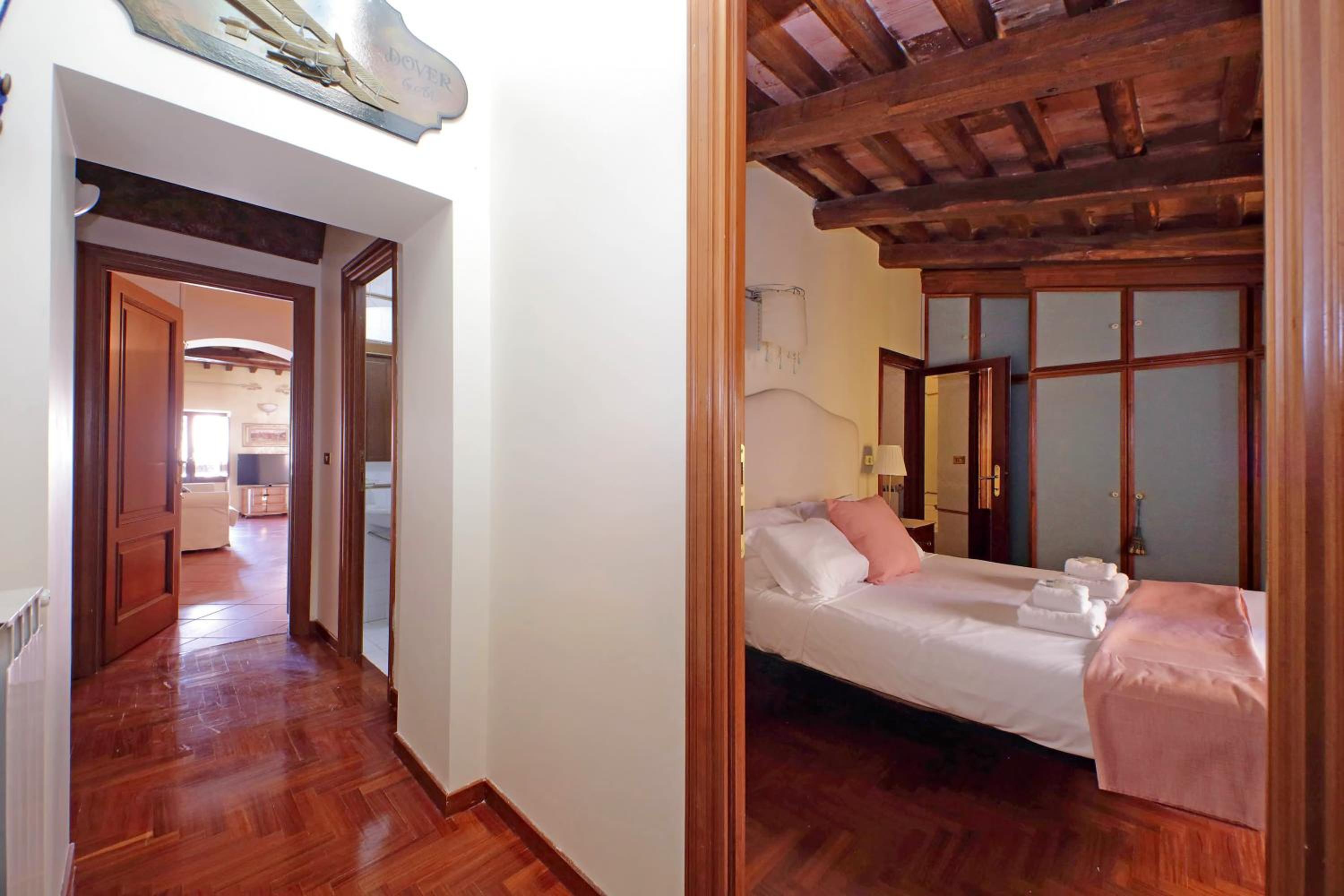 Classic roman home next to Popolo Square