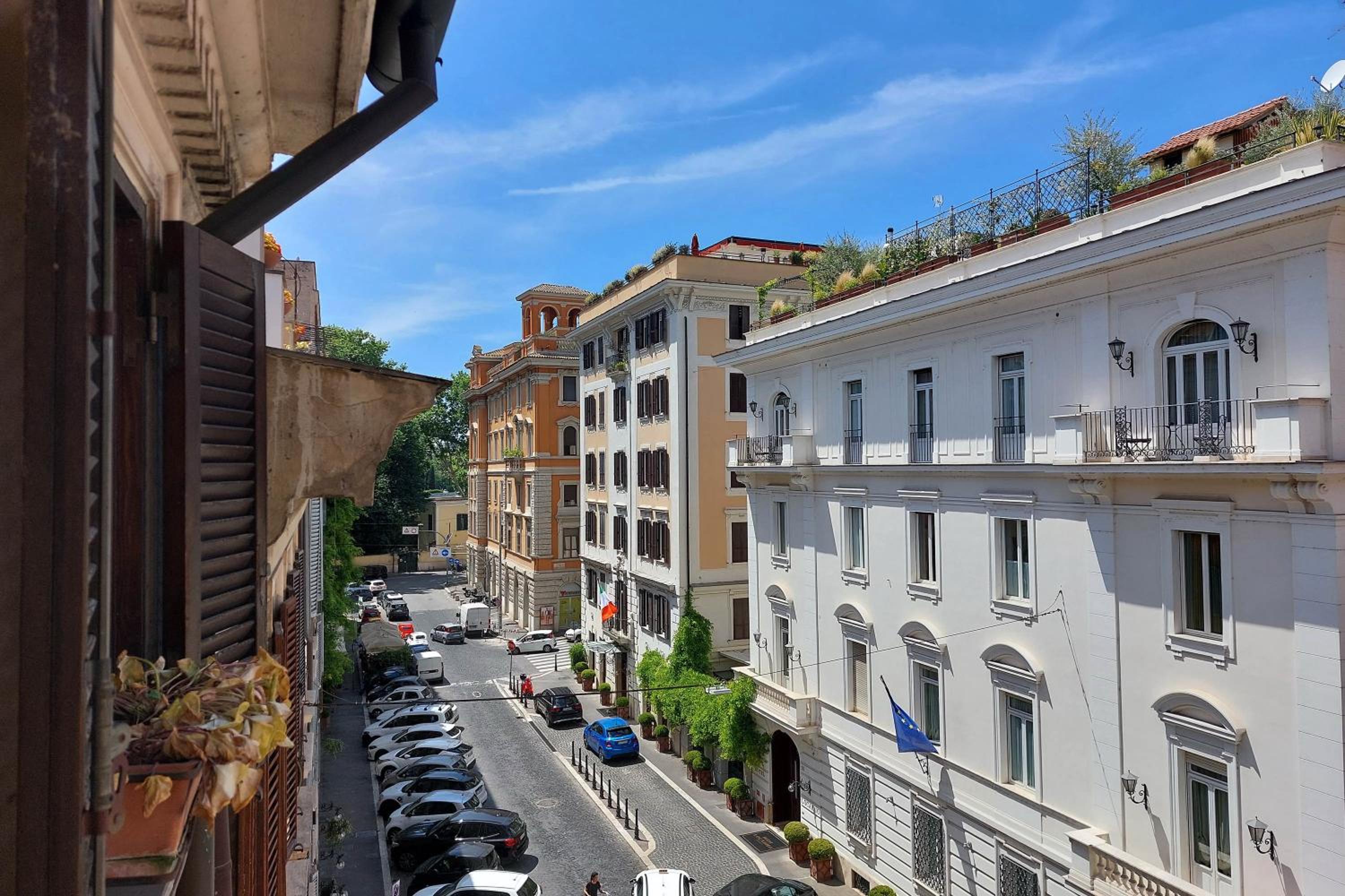 Classic roman home next to Popolo Square