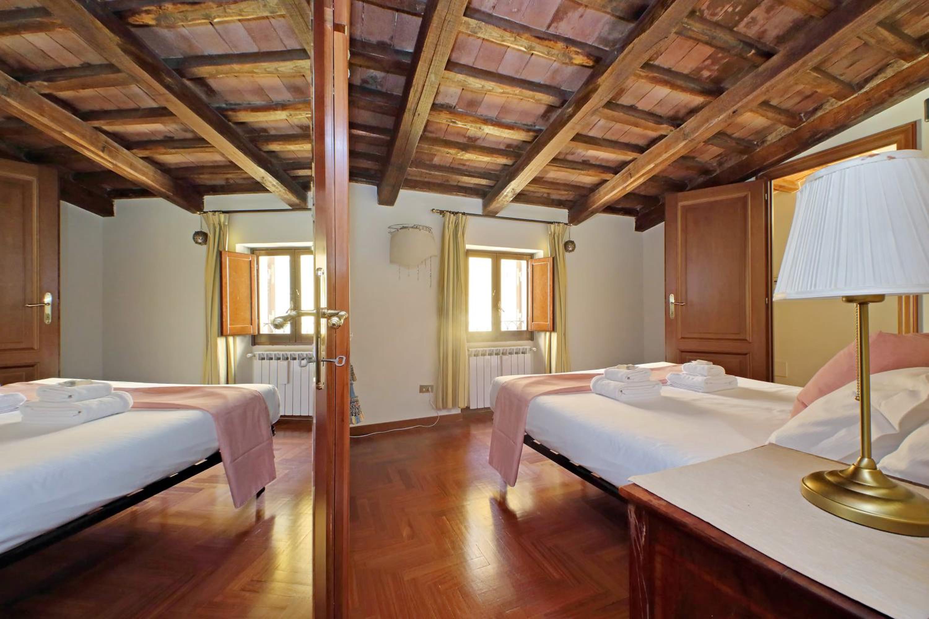 Classic roman home next to Popolo Square