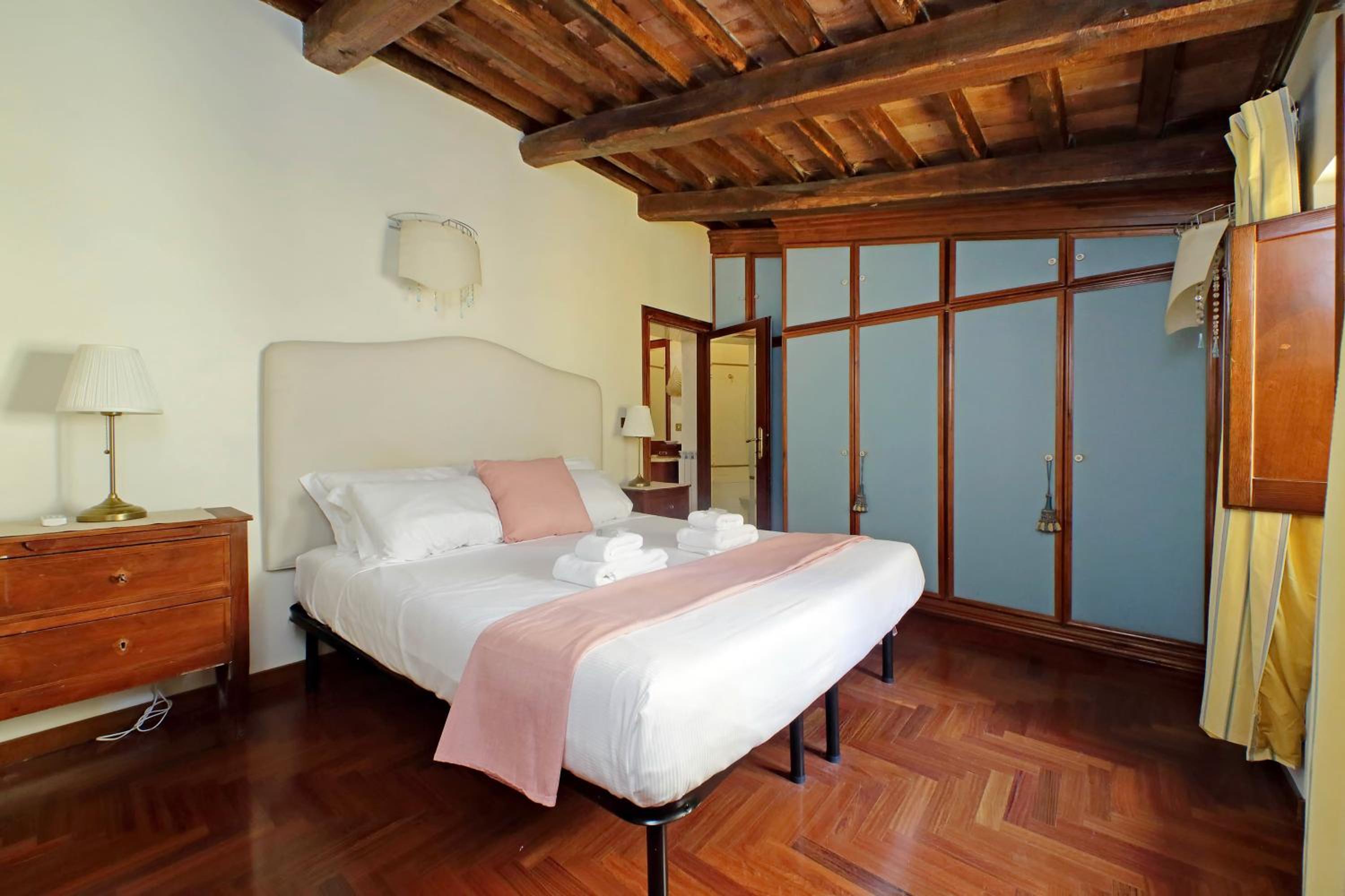Classic roman home next to Popolo Square