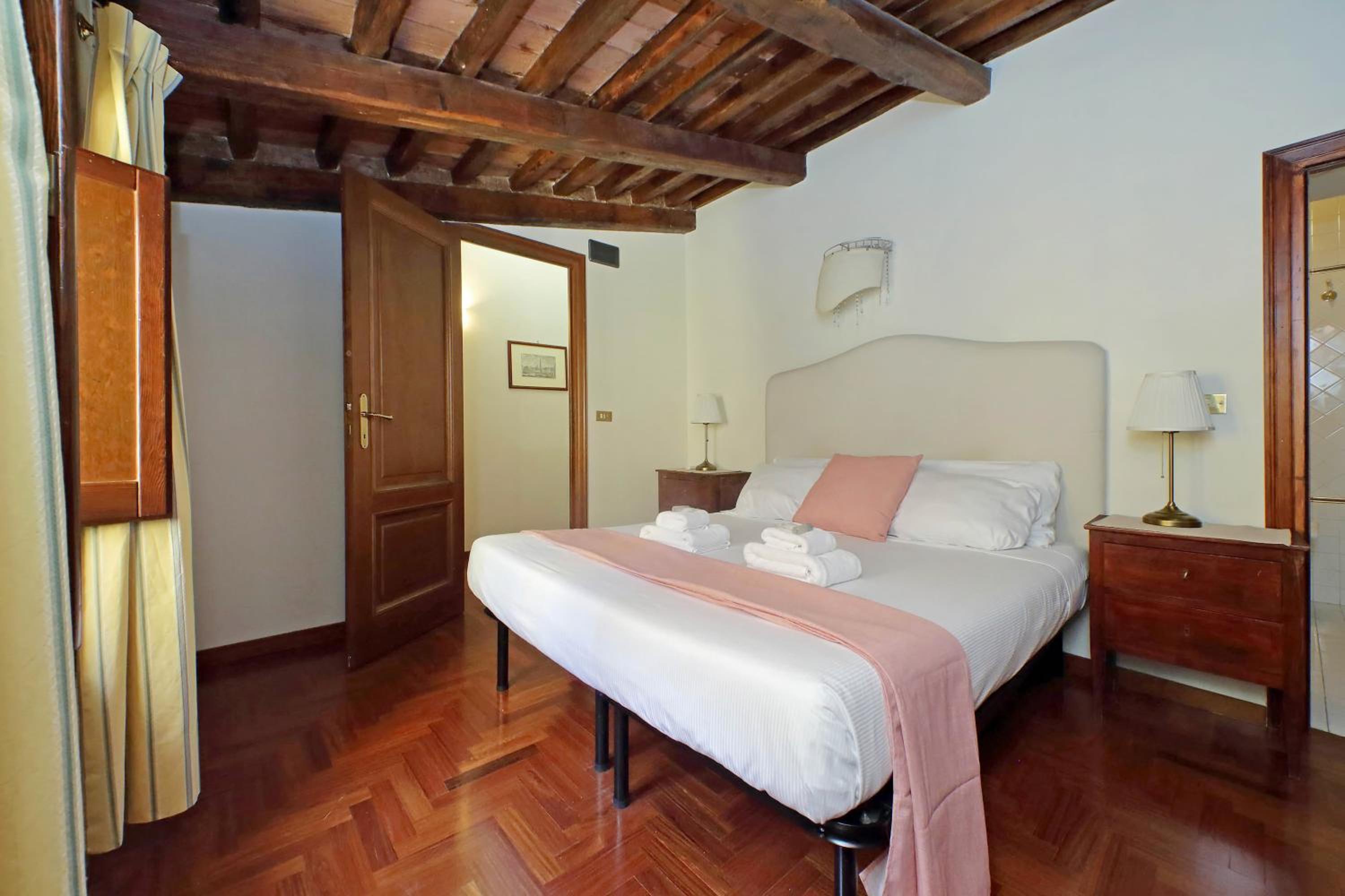 Classic roman home next to Popolo Square