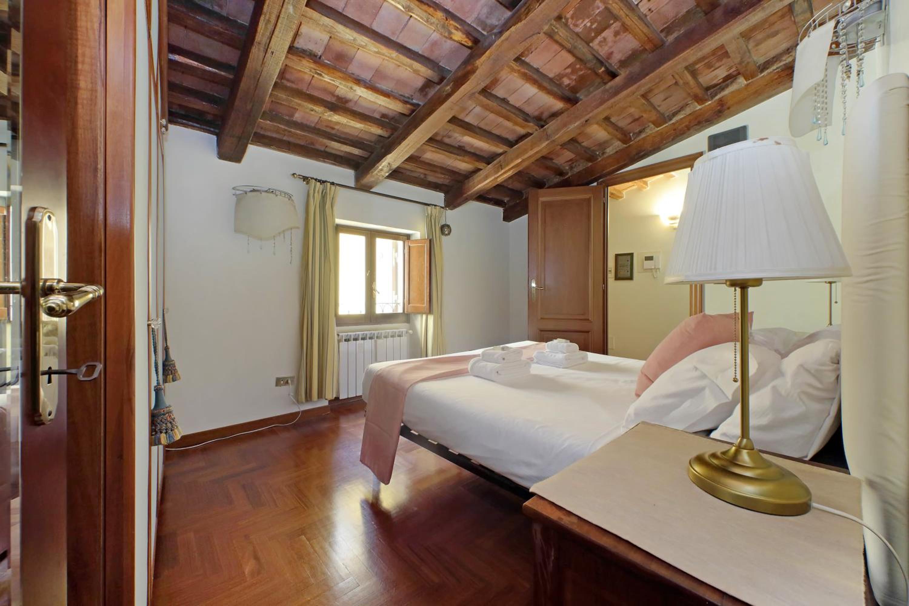 Classic roman home next to Popolo Square
