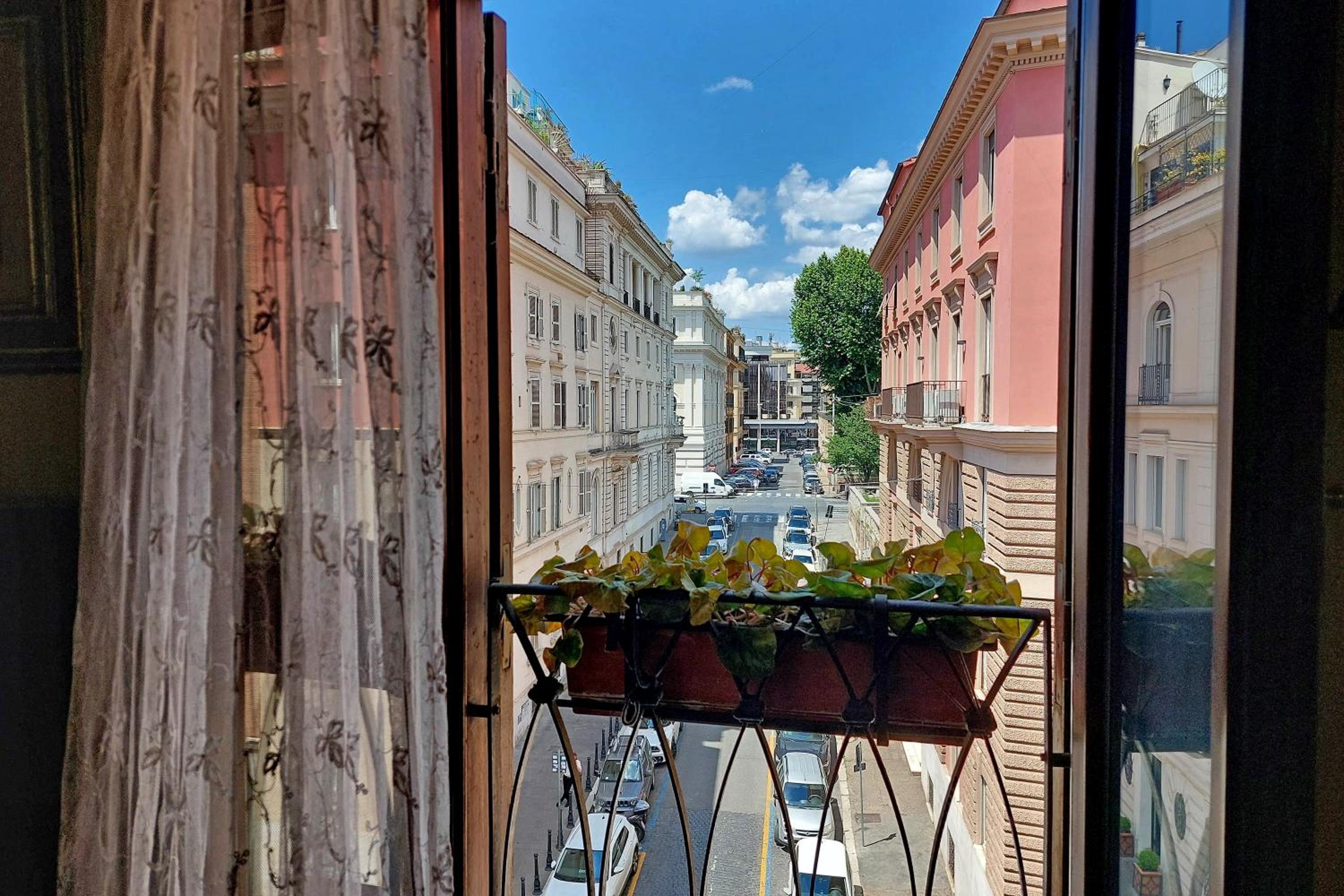 Classic roman home next to Popolo Square
