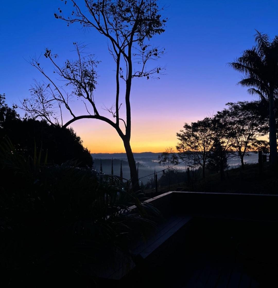 Chalé romântico com jacuzzi e vista do pôr-do-sol