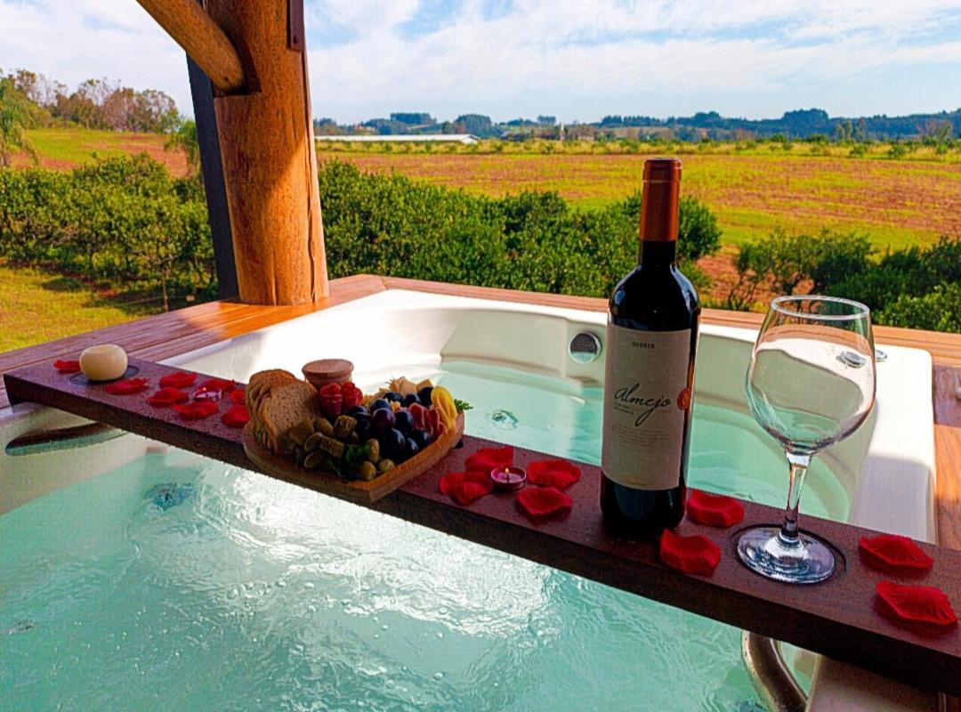 Chalé romântico com jacuzzi e vista do pôr-do-sol