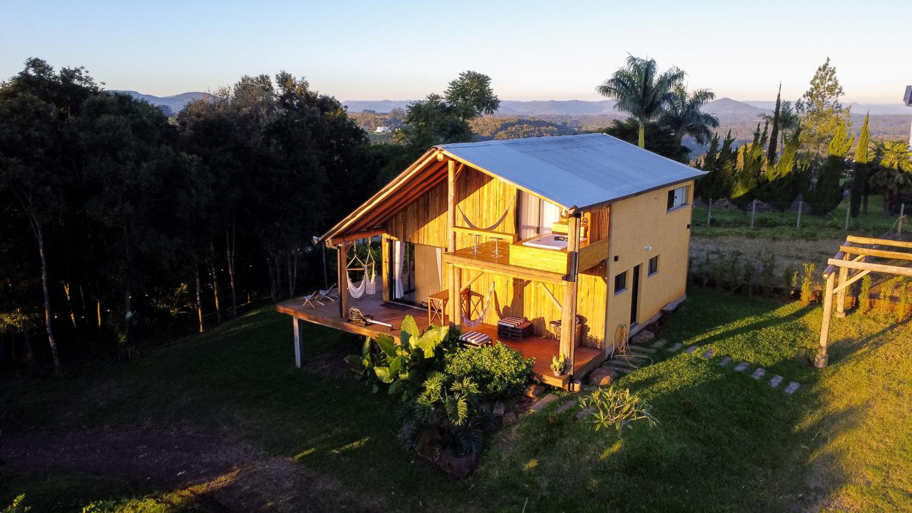 Chalé romântico com jacuzzi e vista do pôr-do-sol