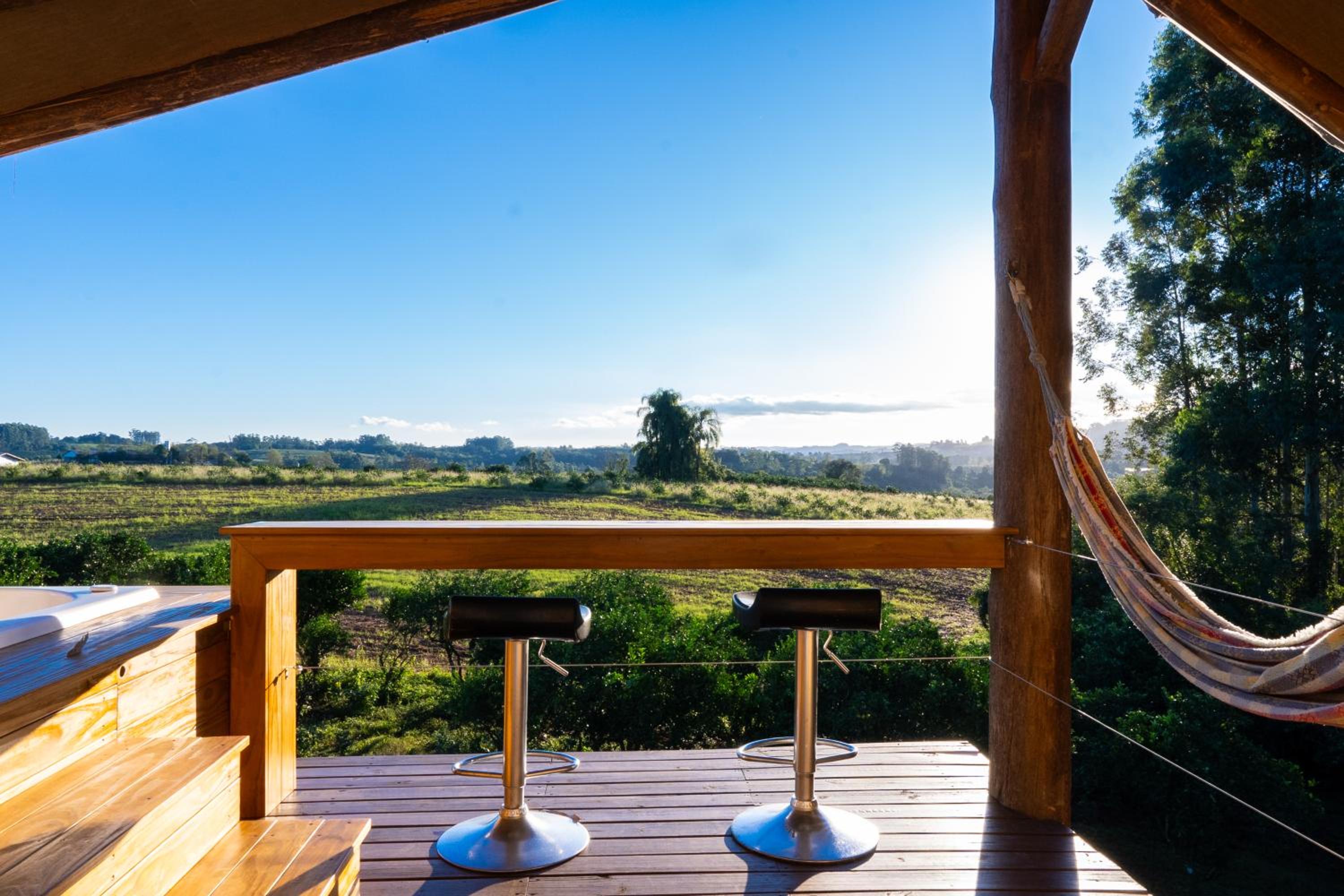 Chalé romântico com jacuzzi e vista do pôr-do-sol