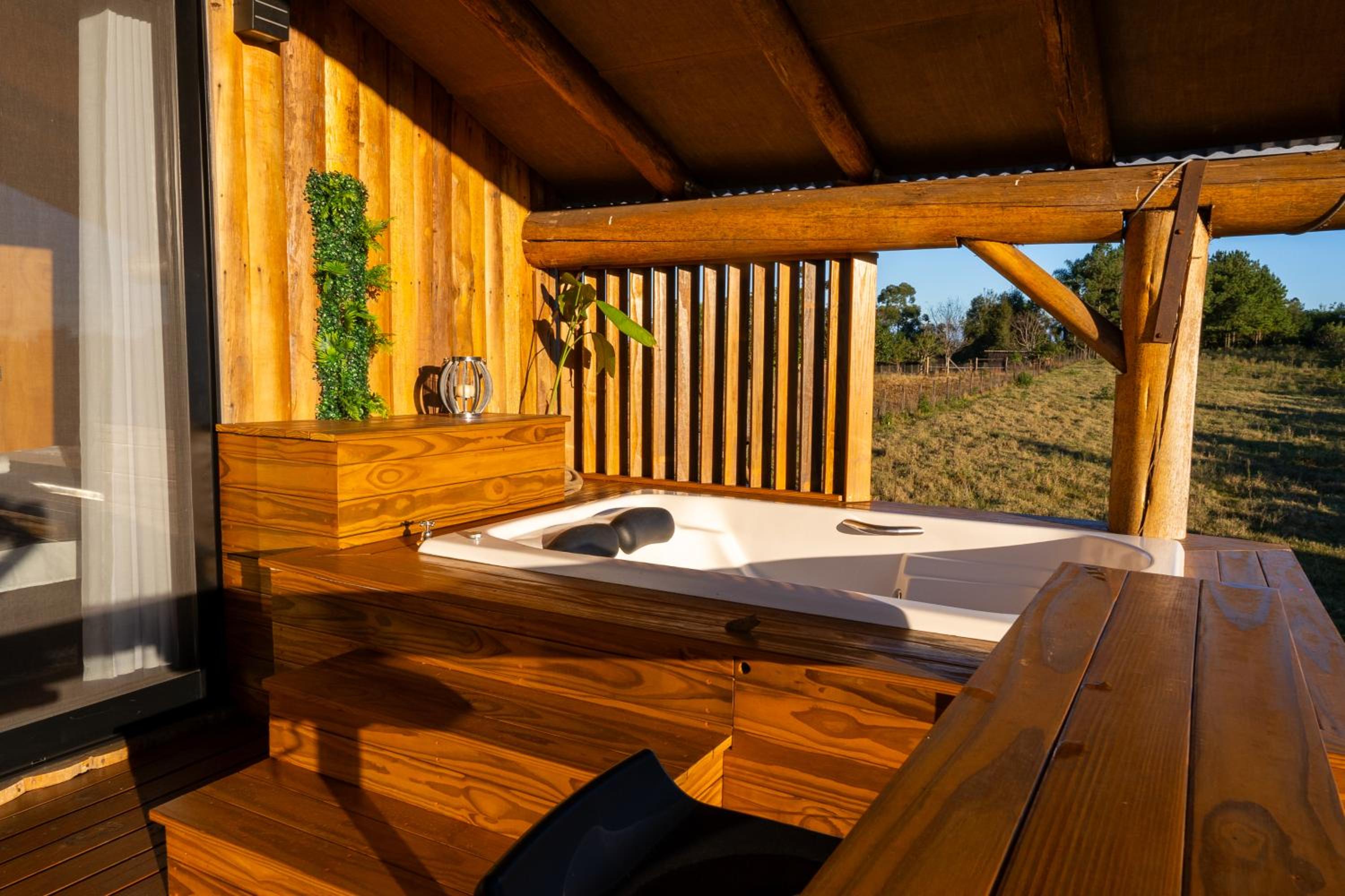 Chalé romântico com jacuzzi e vista do pôr-do-sol