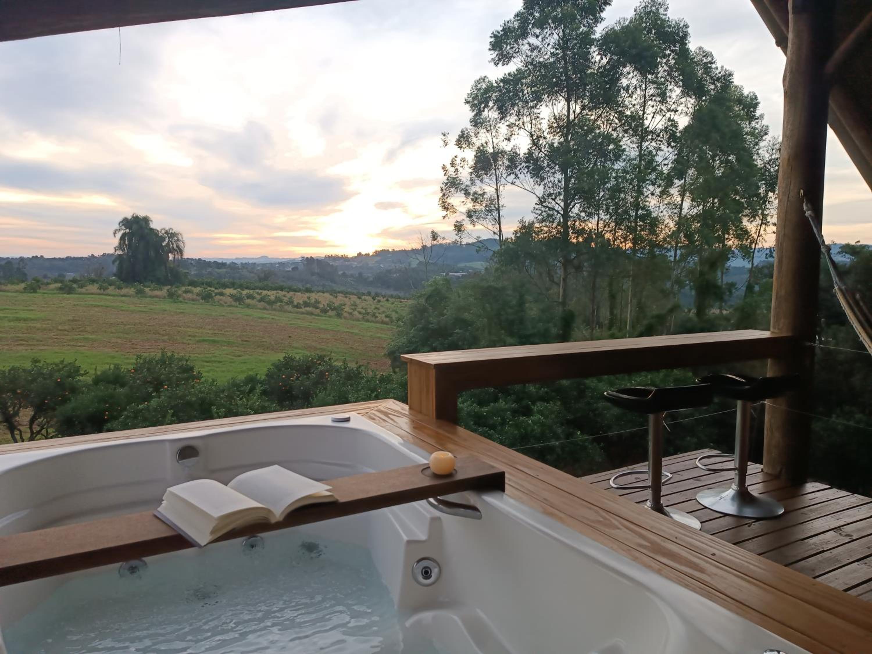 Chalé romântico com jacuzzi e vista do pôr-do-sol