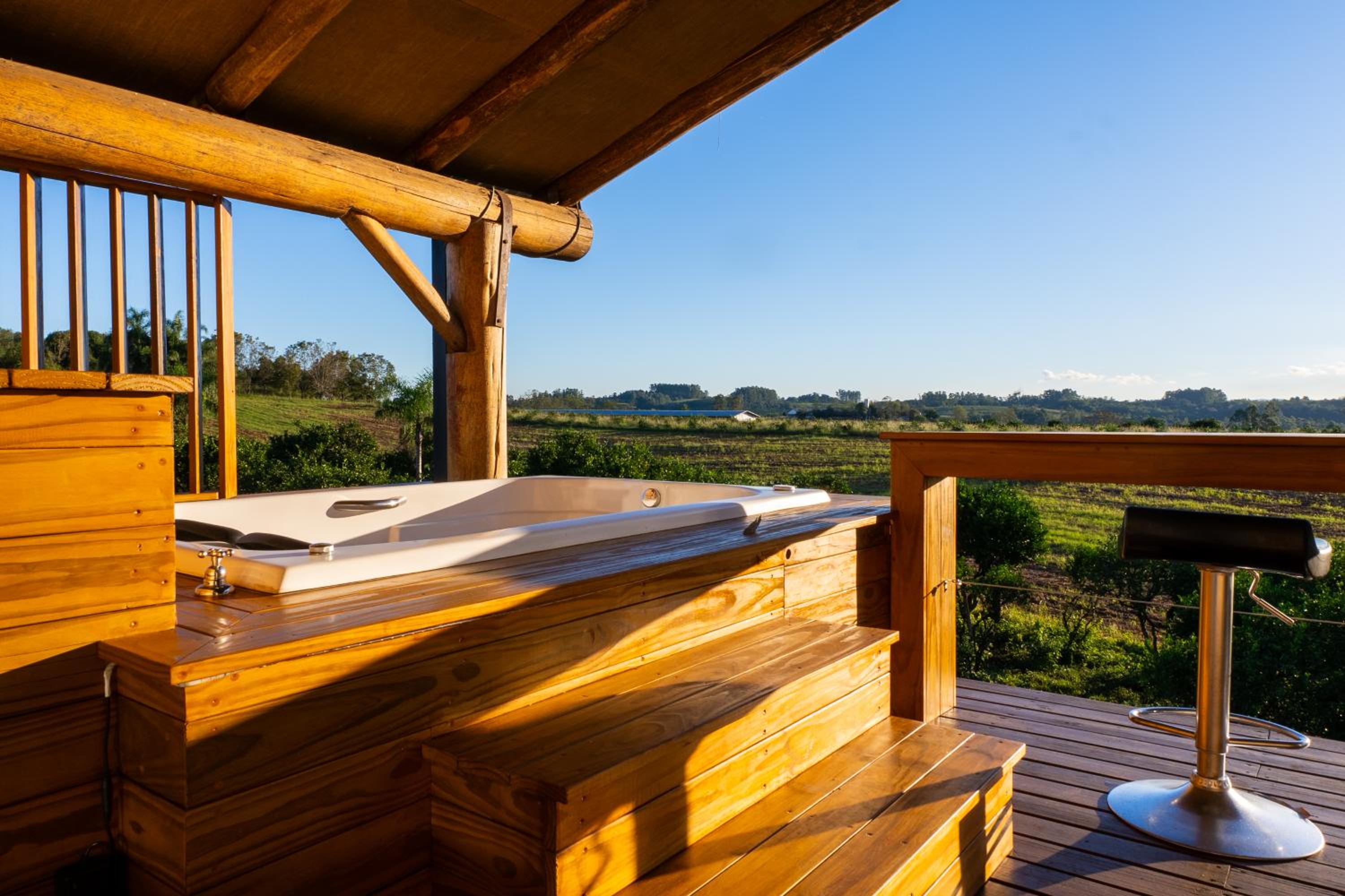 Chalé romântico com jacuzzi e vista do pôr-do-sol