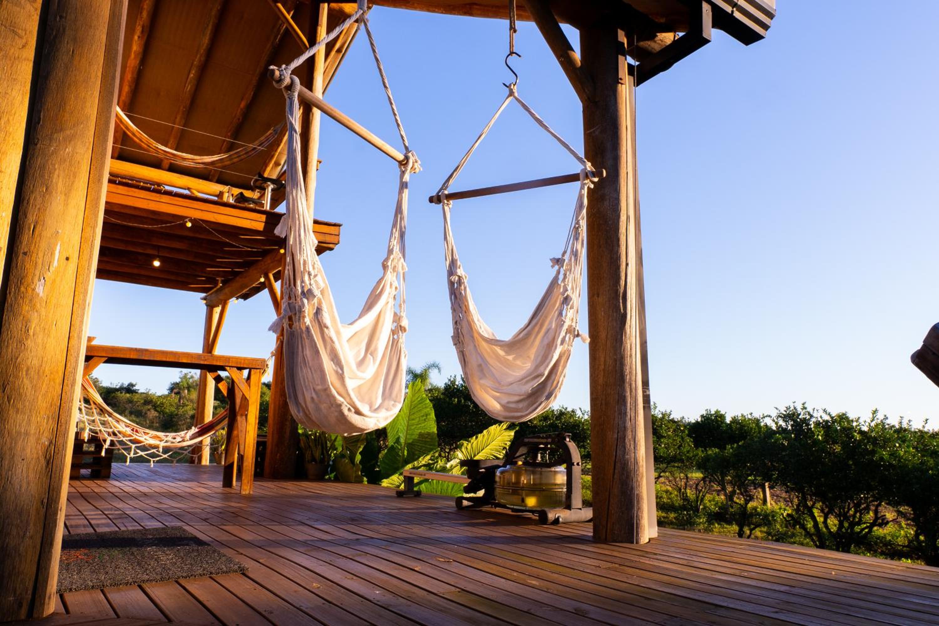 Chalé romântico com jacuzzi e vista do pôr-do-sol