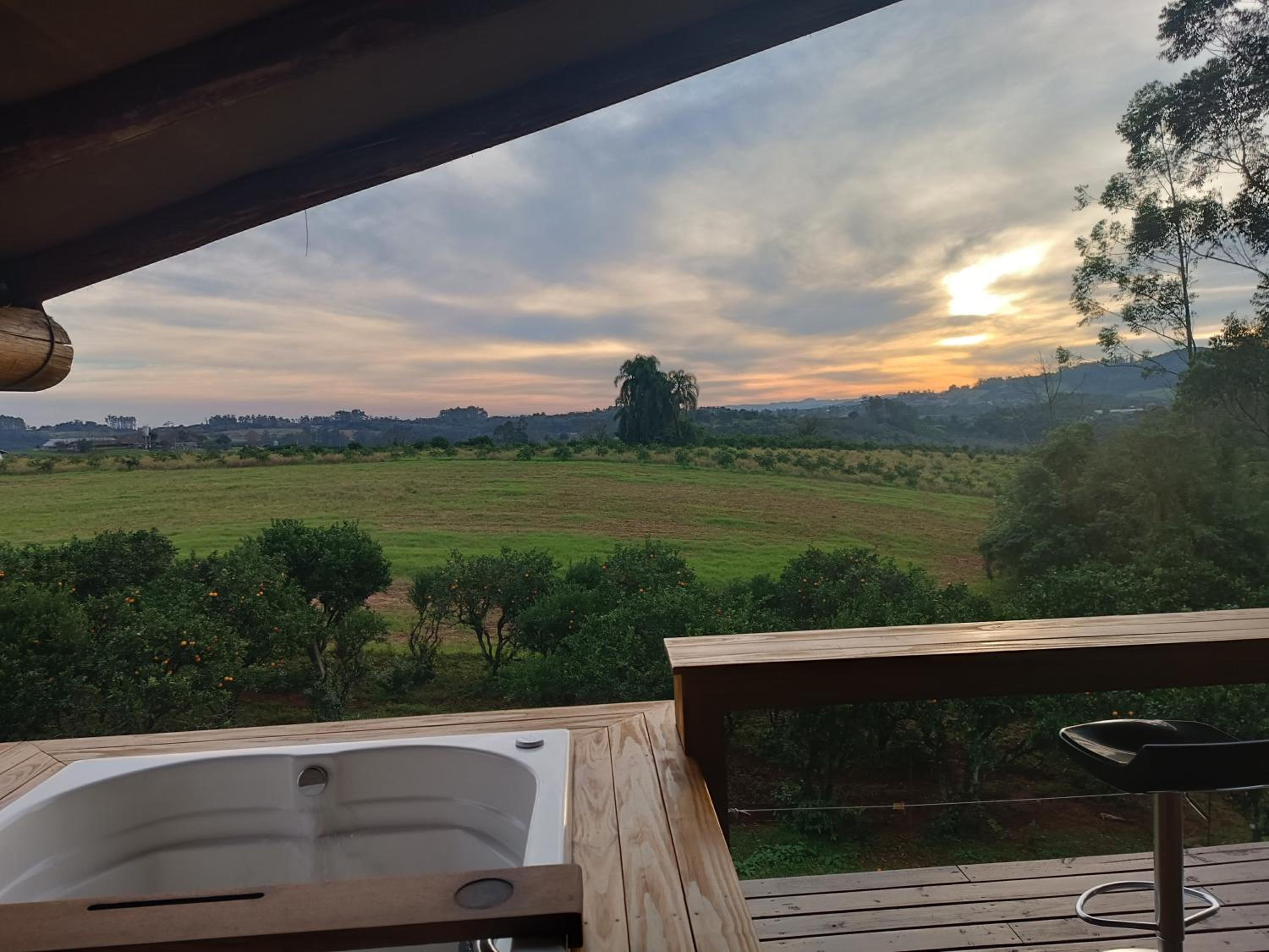 Chalé romântico com jacuzzi e vista do pôr-do-sol