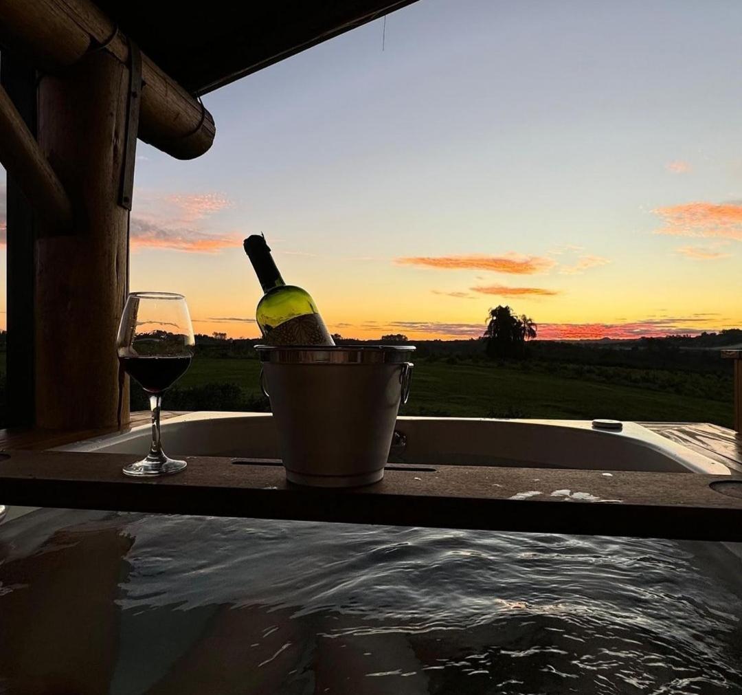 Chalé romântico com jacuzzi e vista do pôr-do-sol