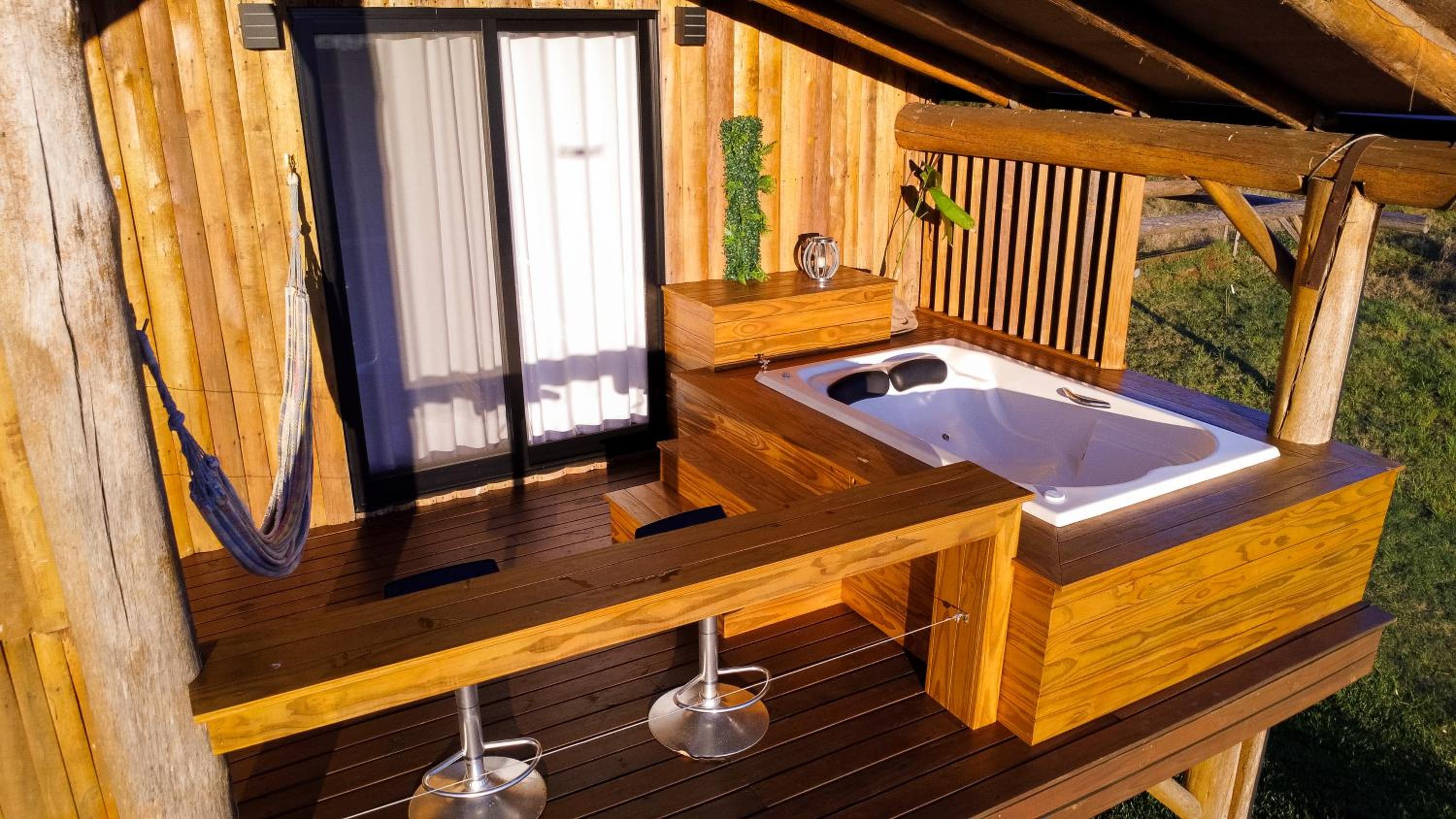 Chalé romântico com jacuzzi e vista do pôr-do-sol
