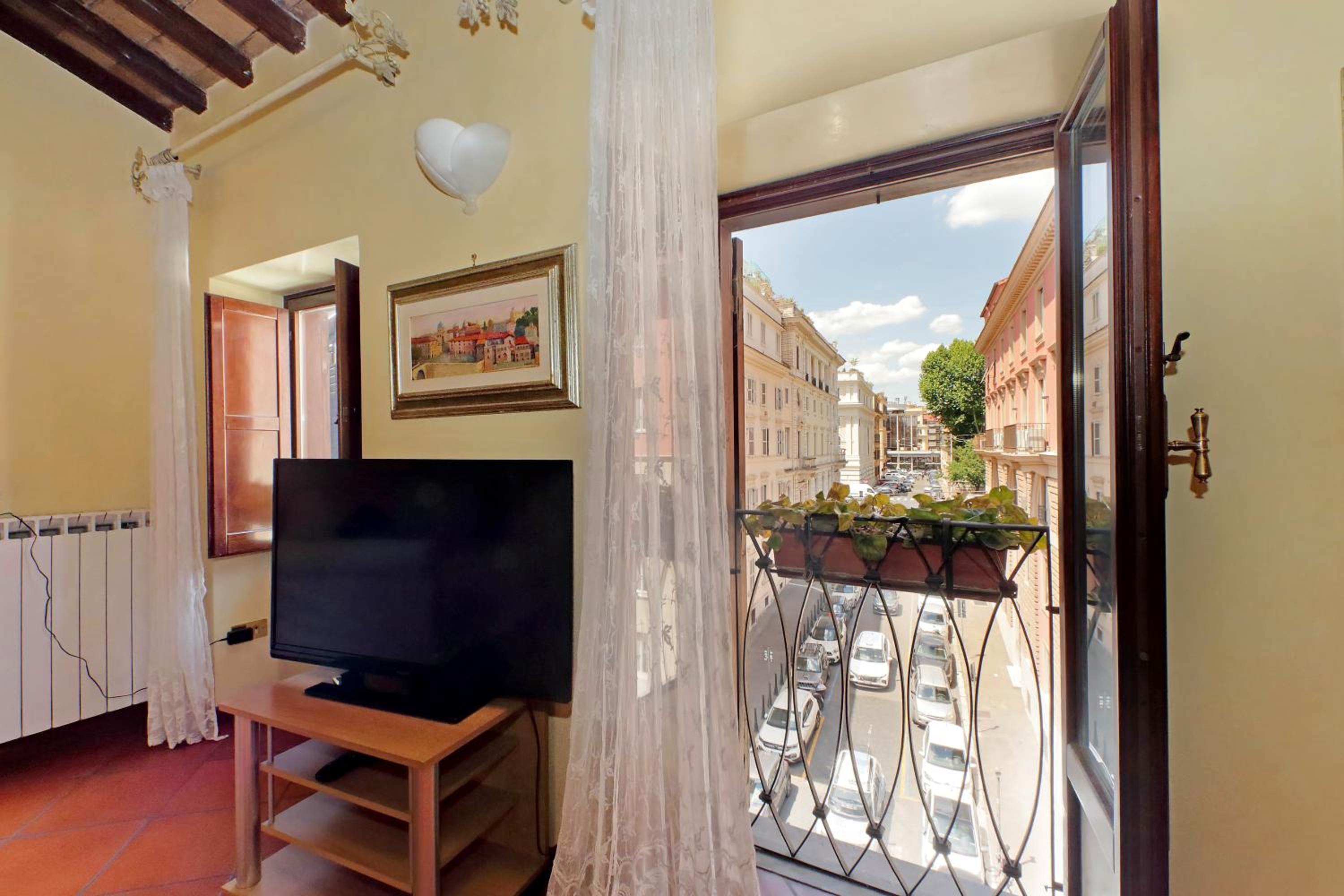 Classic roman home next to Popolo Square