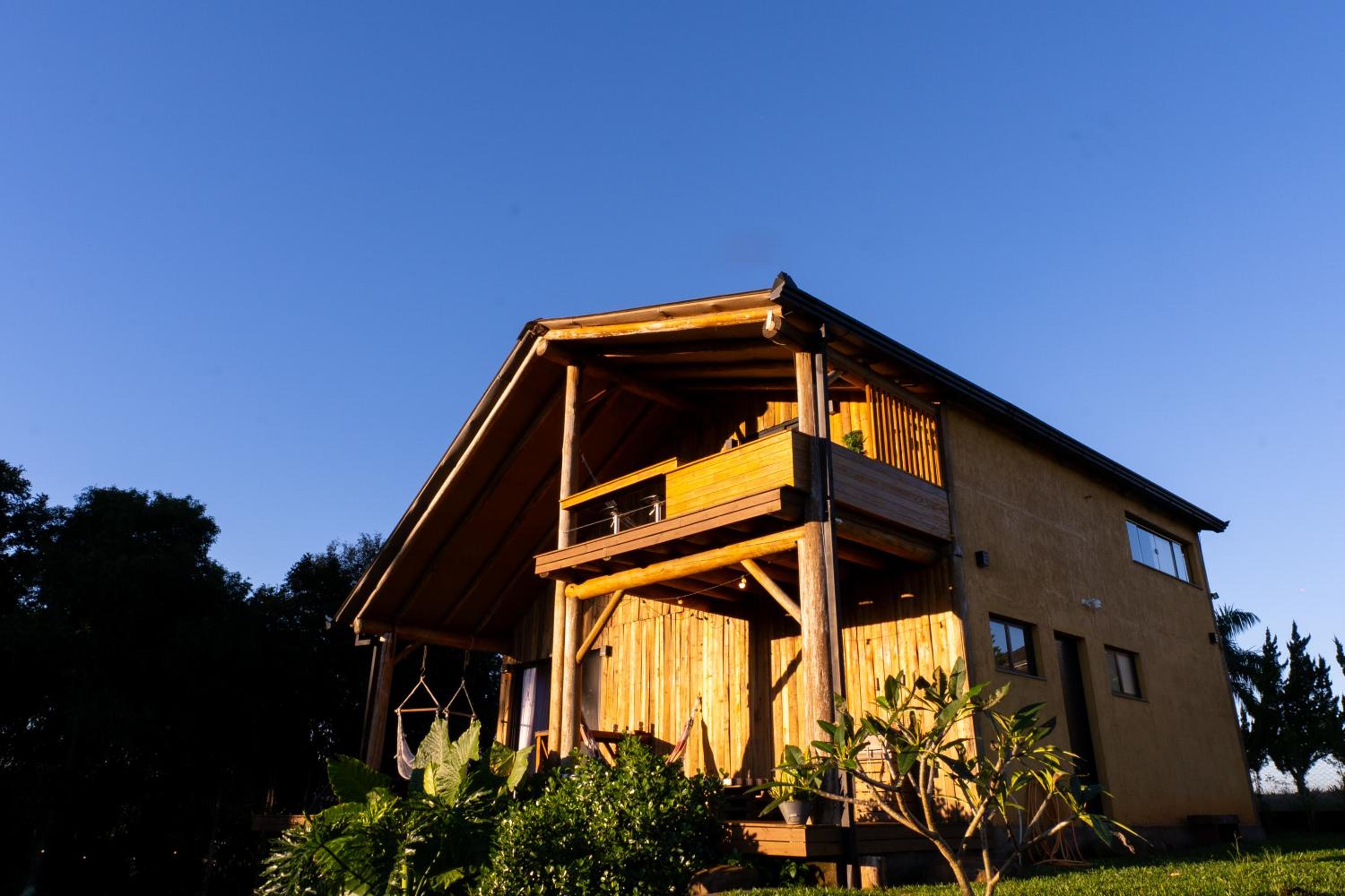 Chalé romântico com jacuzzi e vista do pôr-do-sol