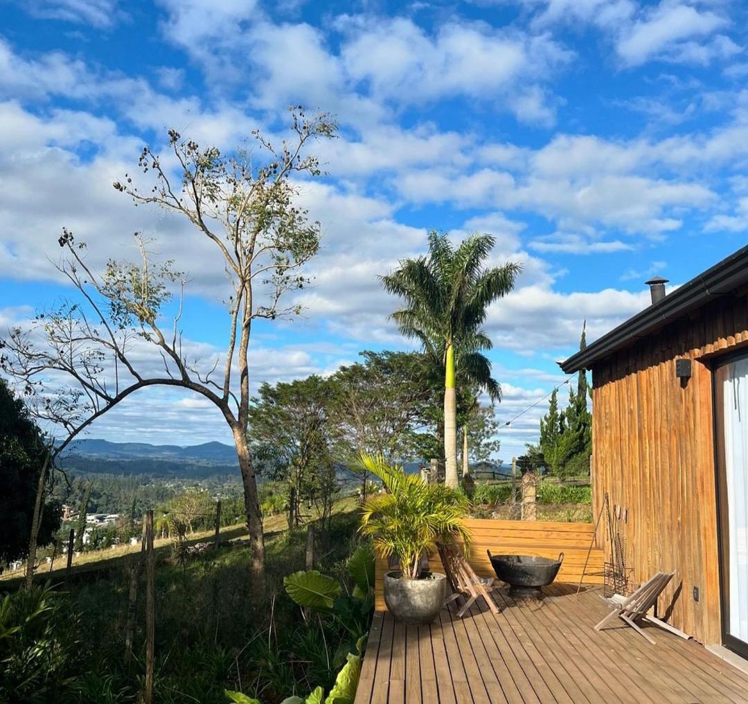 Chalé romântico com jacuzzi e vista do pôr-do-sol