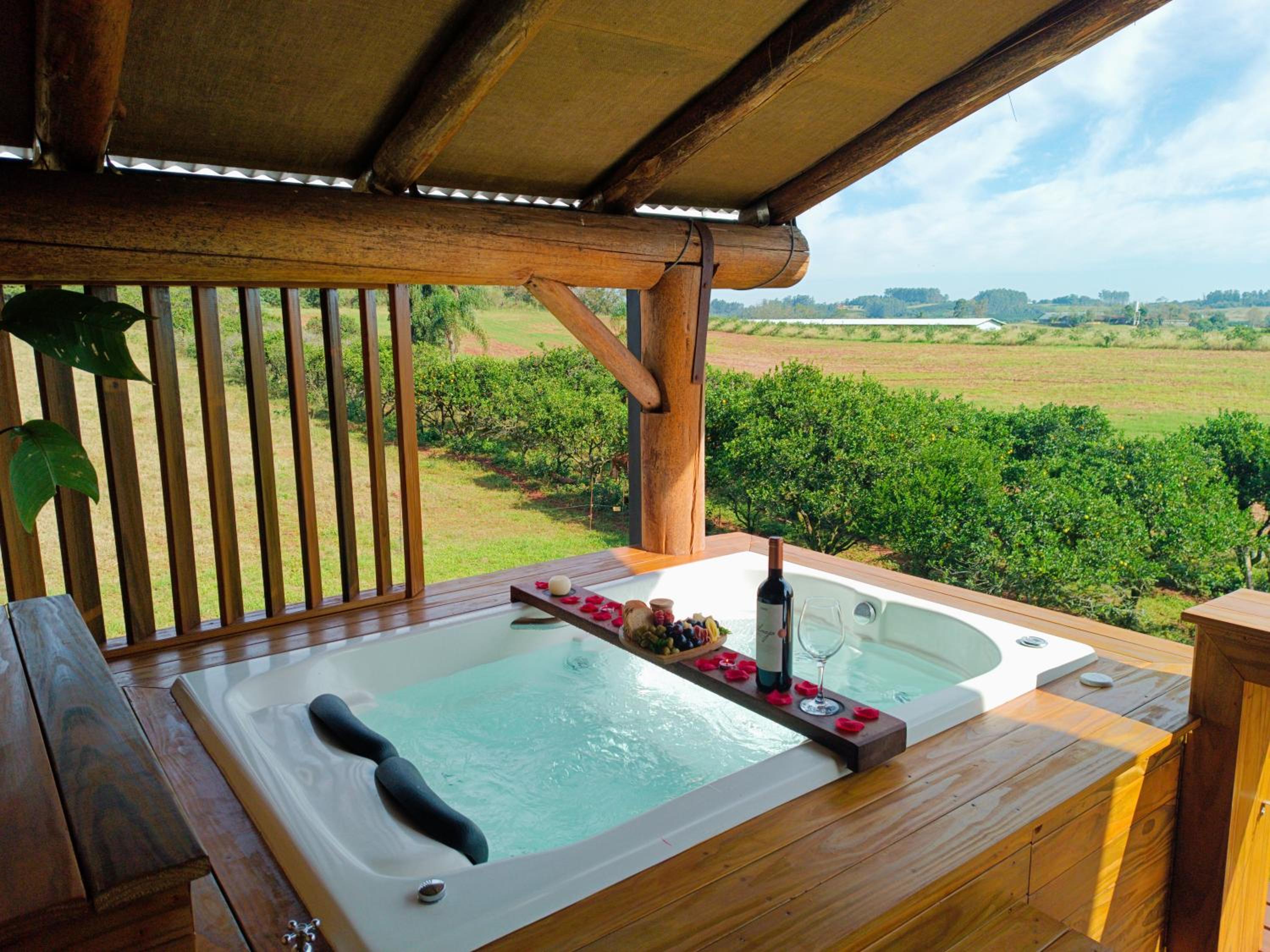 Chalé romântico com jacuzzi e vista do pôr-do-sol
