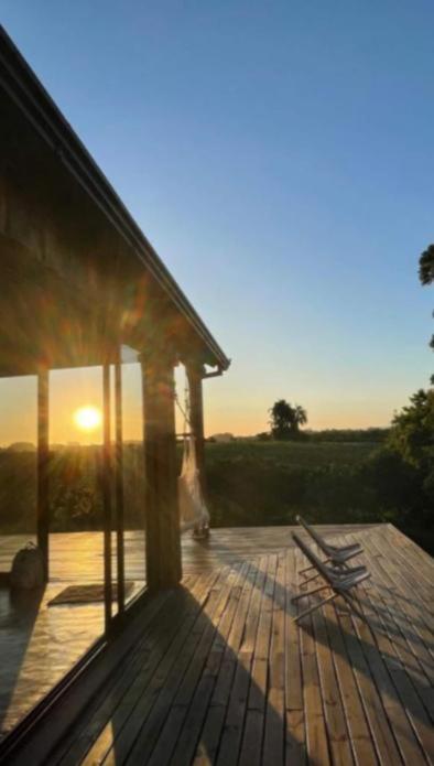 Chalé romântico com jacuzzi e vista do pôr-do-sol