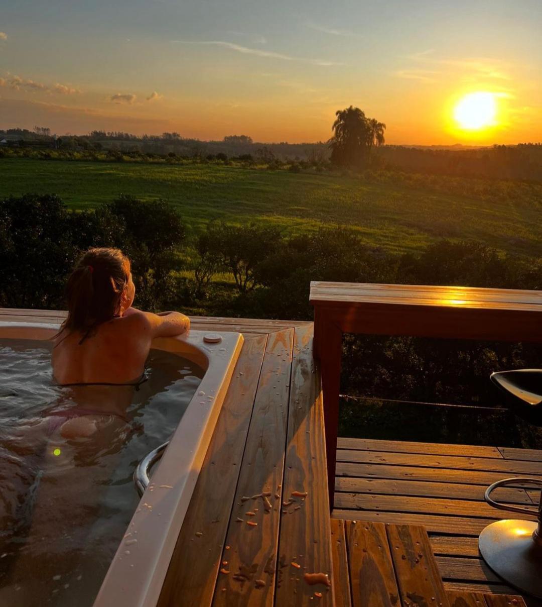 Chalé romântico com jacuzzi e vista do pôr-do-sol