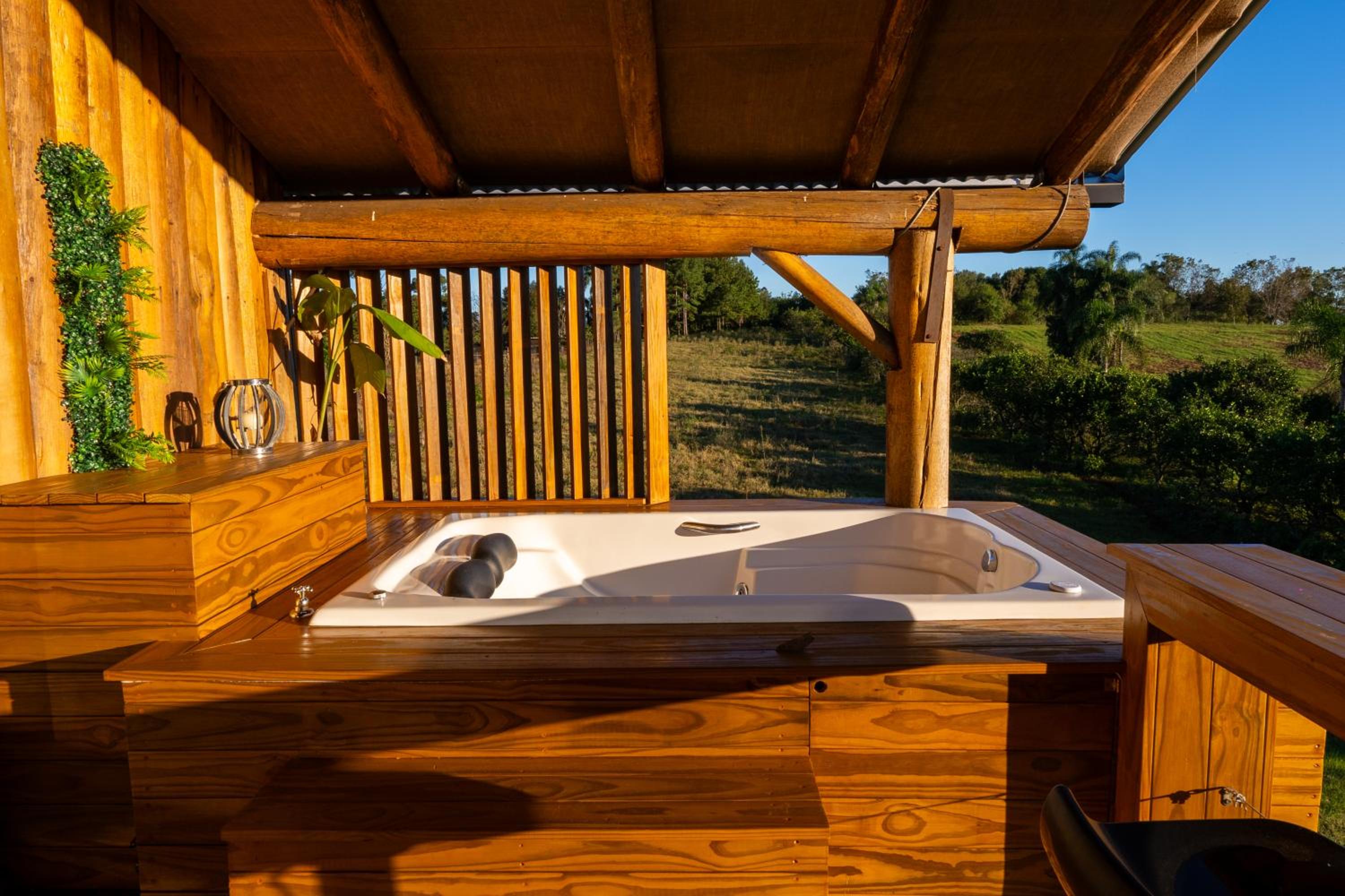 Chalé romântico com jacuzzi e vista do pôr-do-sol