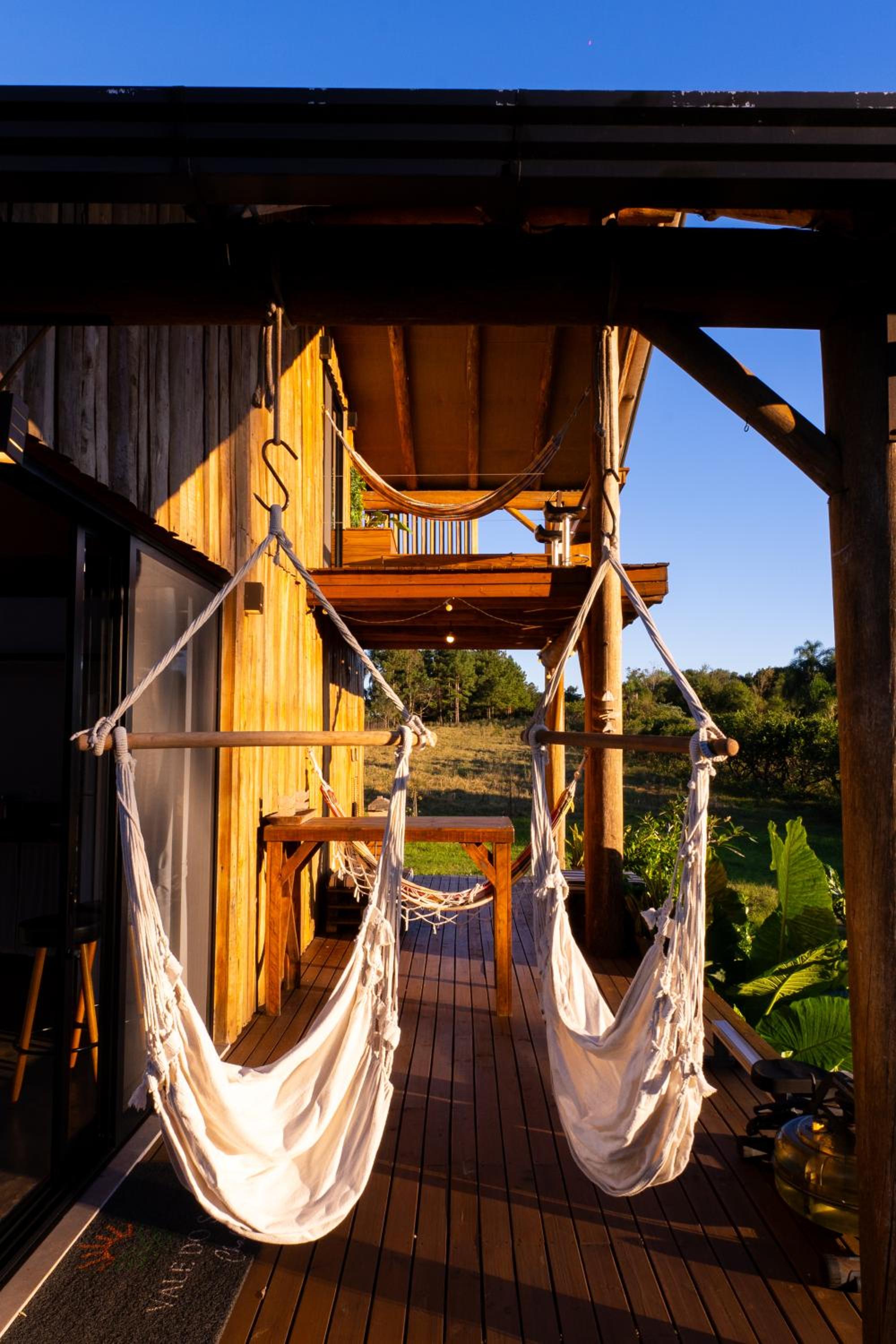Chalé romântico com jacuzzi e vista do pôr-do-sol