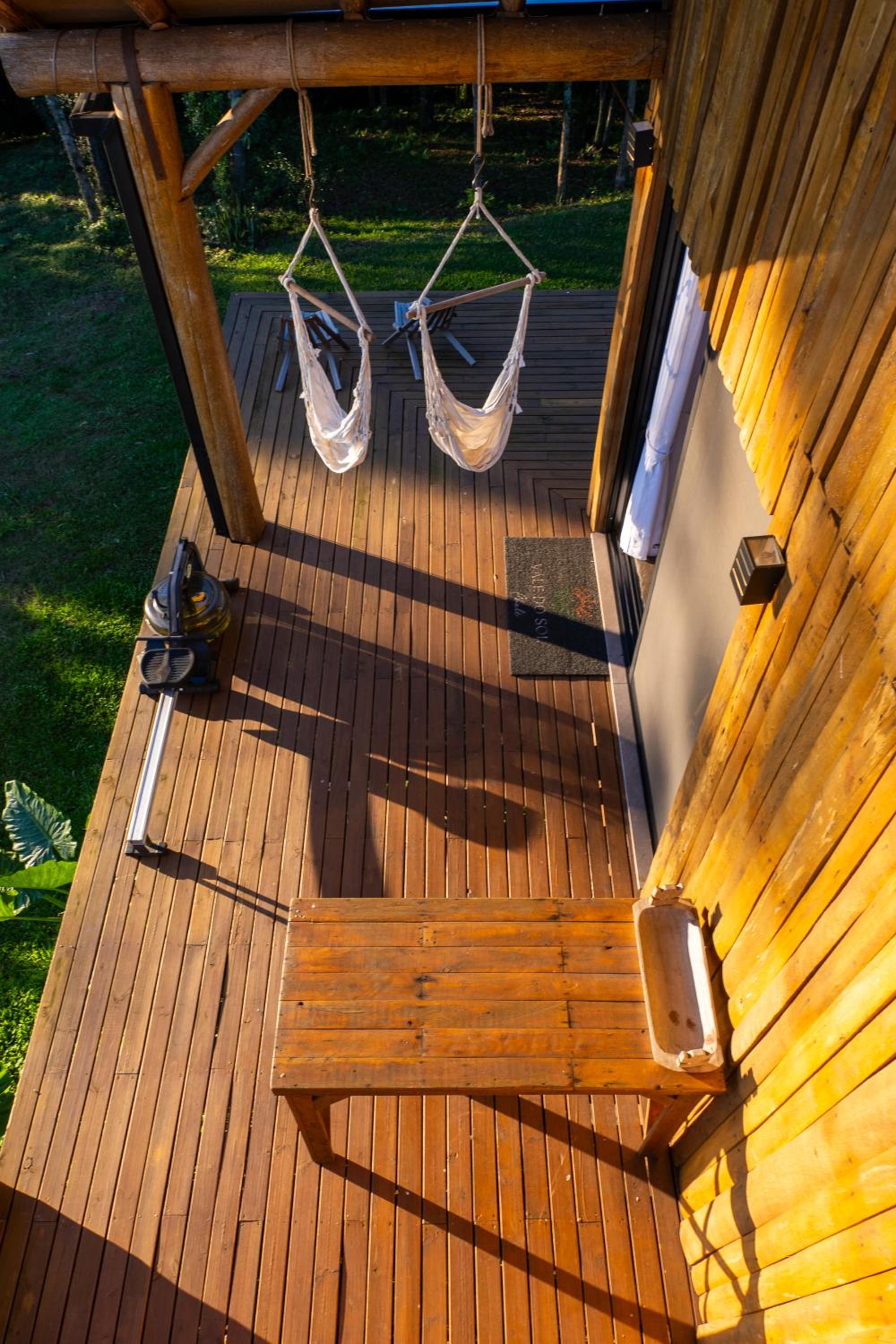 Chalé romântico com jacuzzi e vista do pôr-do-sol
