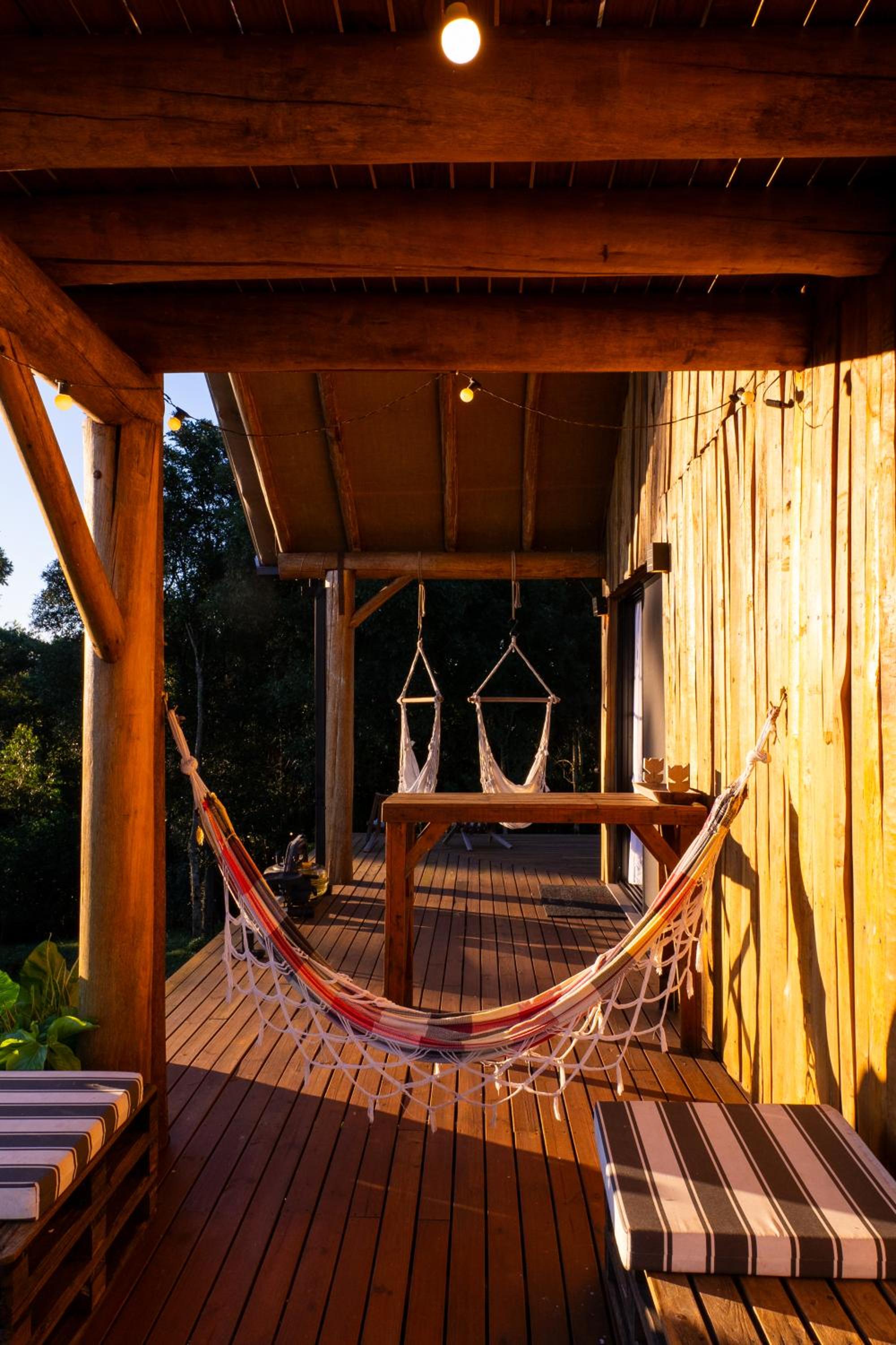 Chalé romântico com jacuzzi e vista do pôr-do-sol