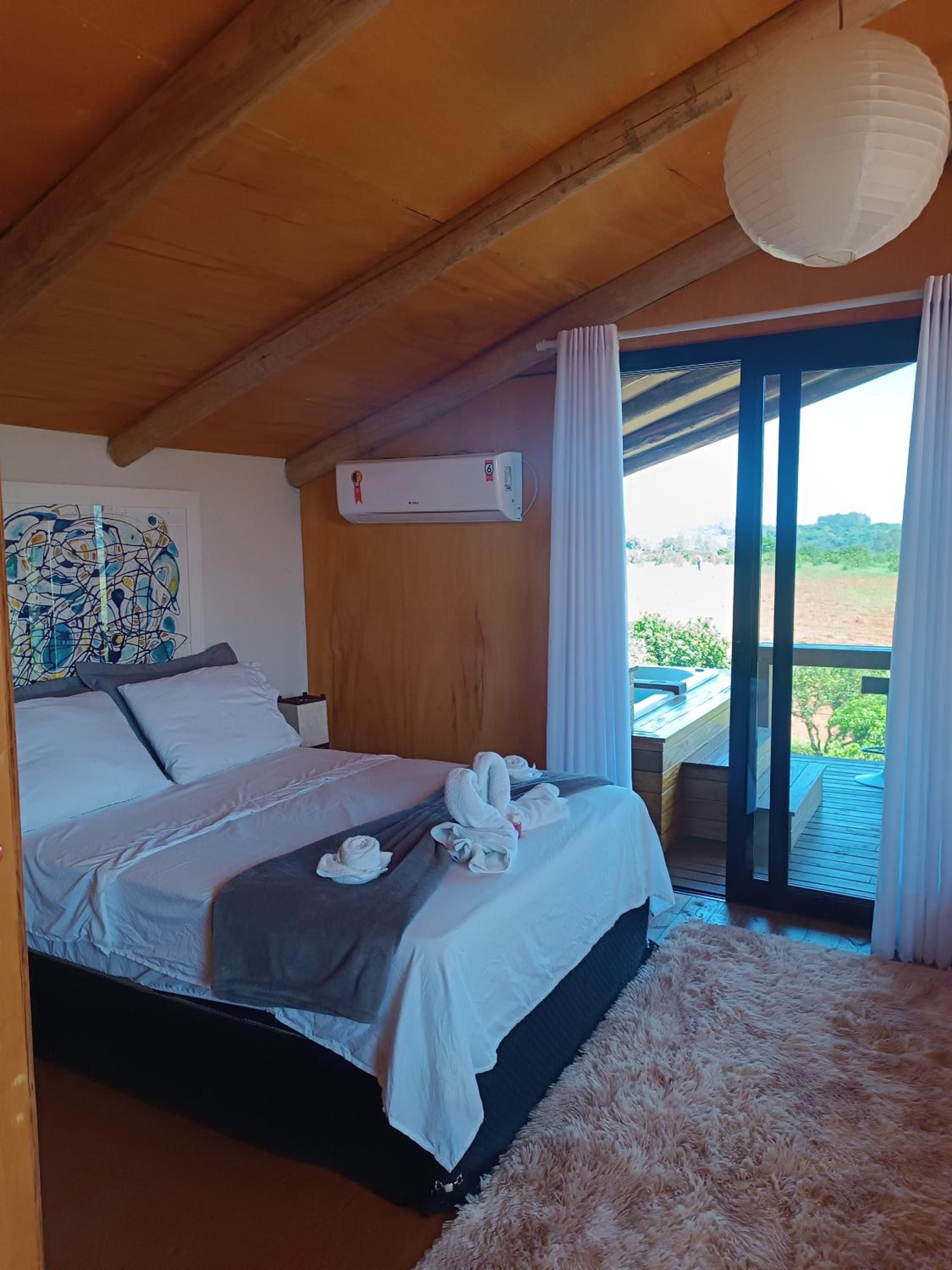 Chalé romântico com jacuzzi e vista do pôr-do-sol