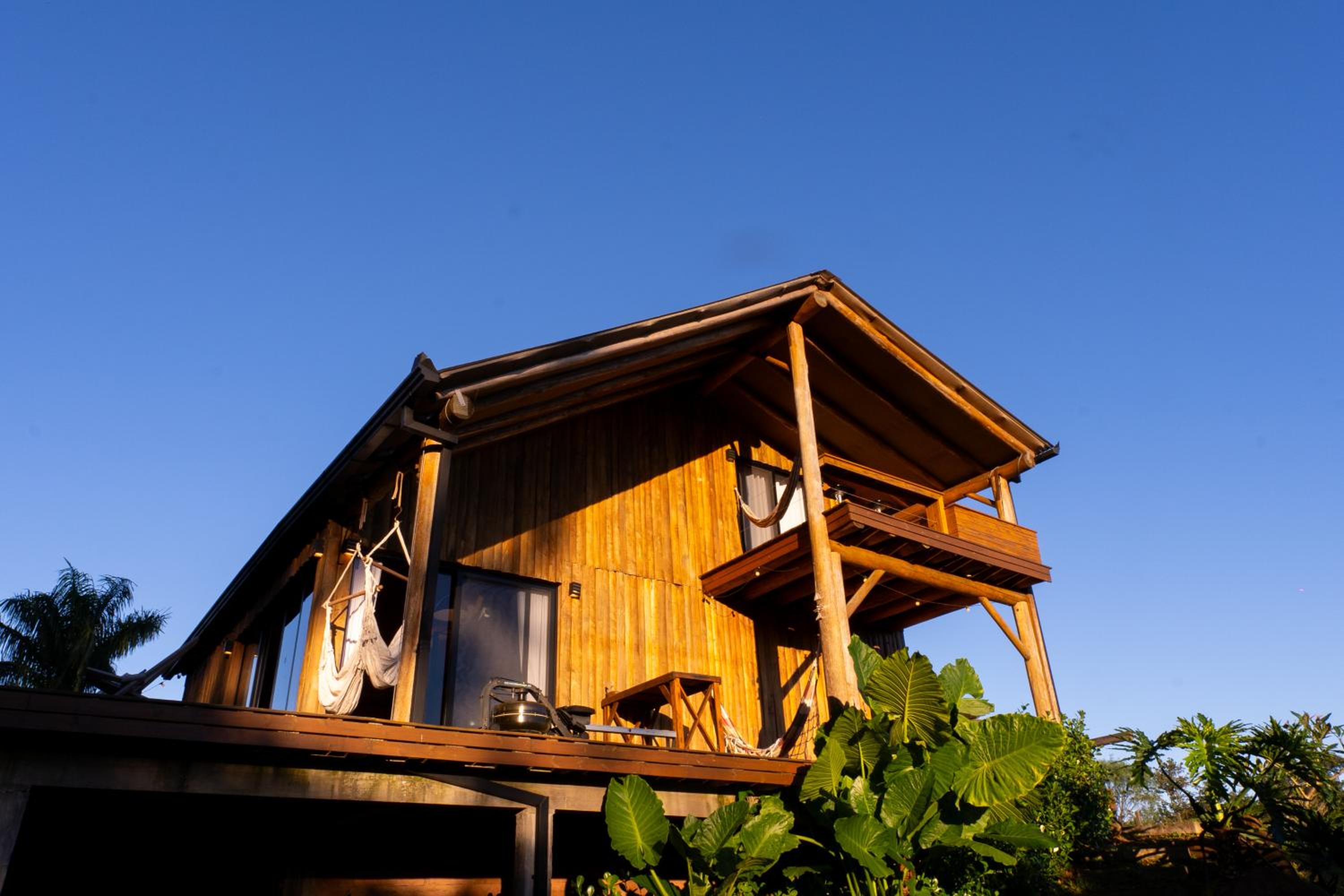 Chalé romântico com jacuzzi e vista do pôr-do-sol