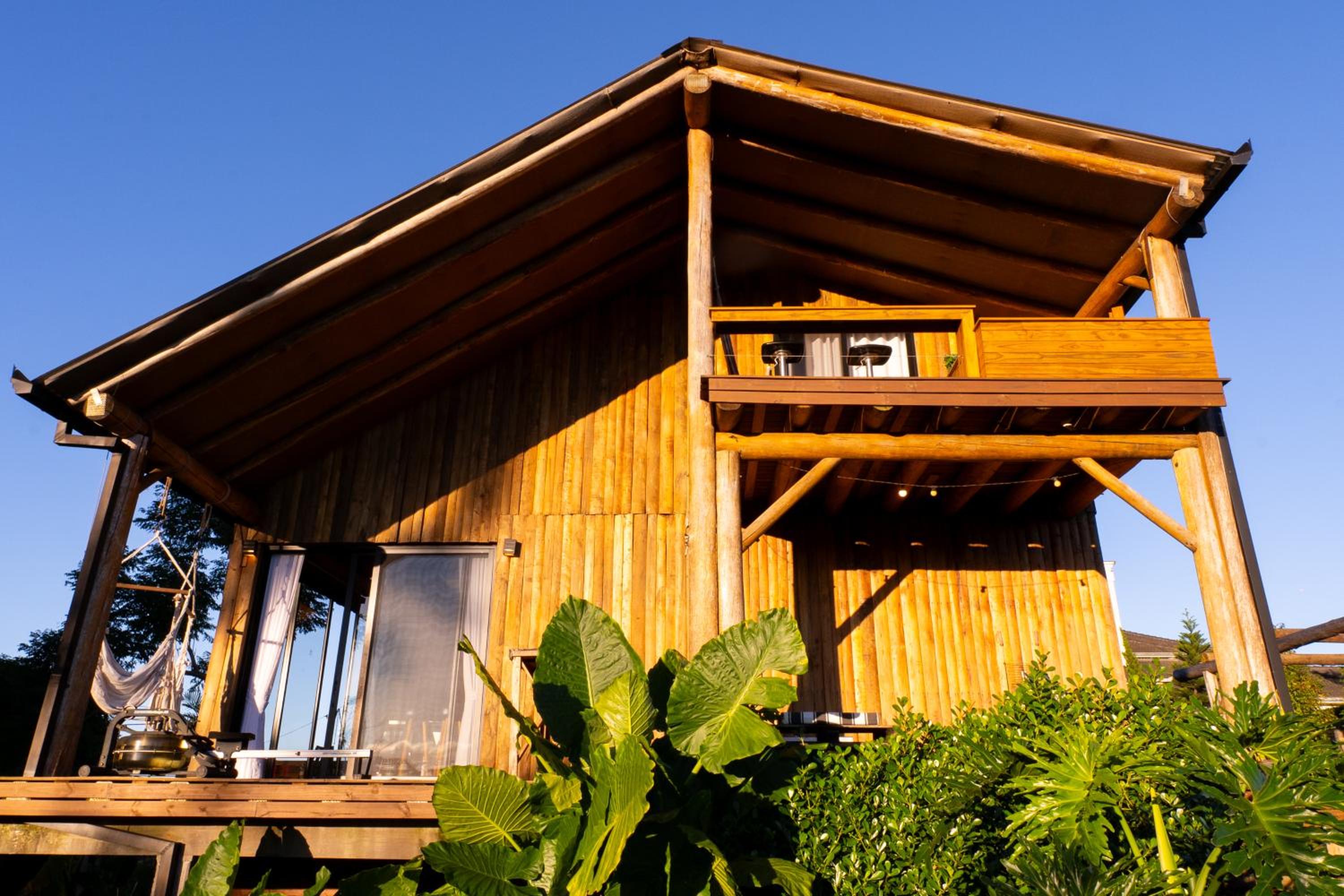 Chalé romântico com jacuzzi e vista do pôr-do-sol