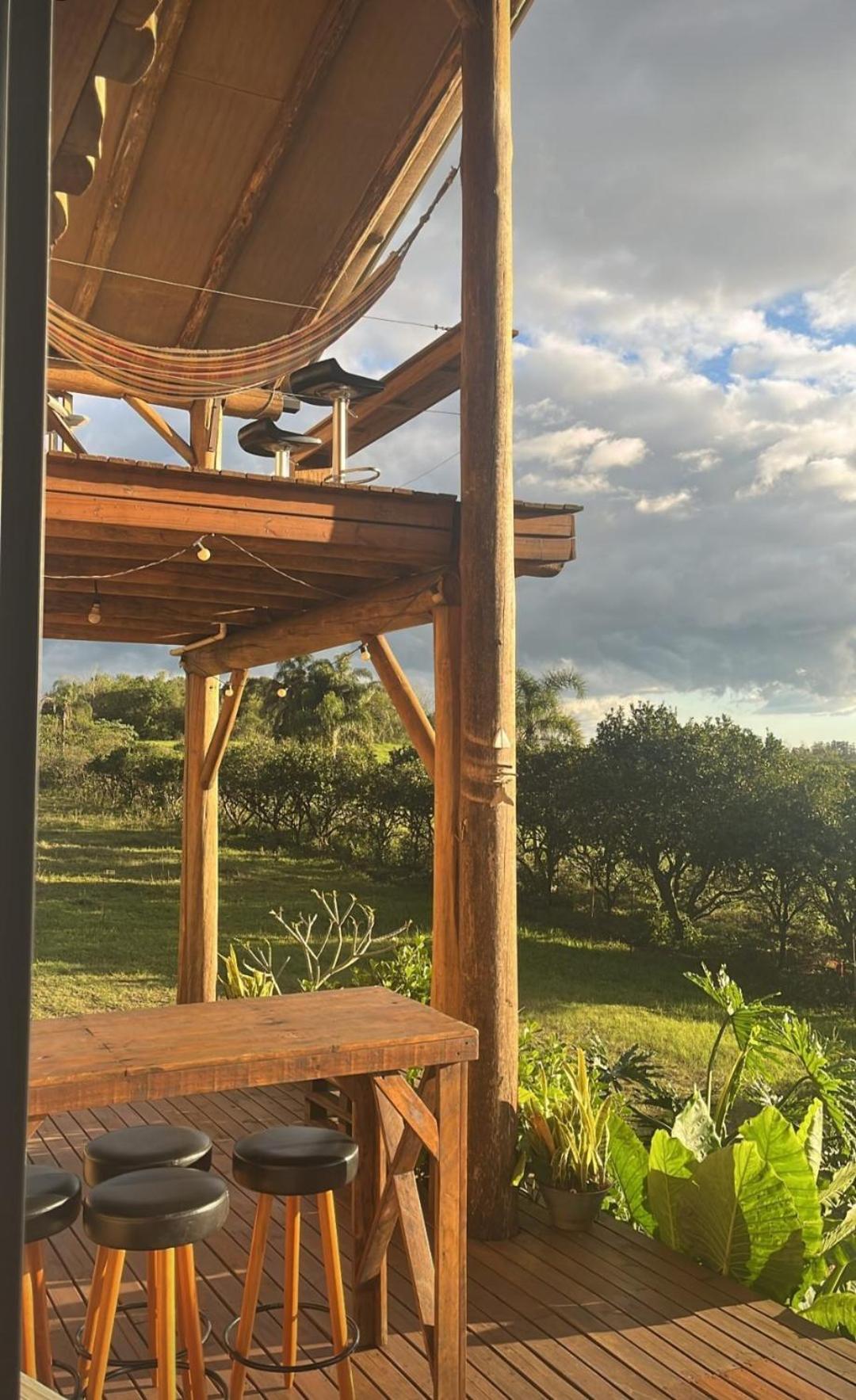 Chalé romântico com jacuzzi e vista do pôr-do-sol