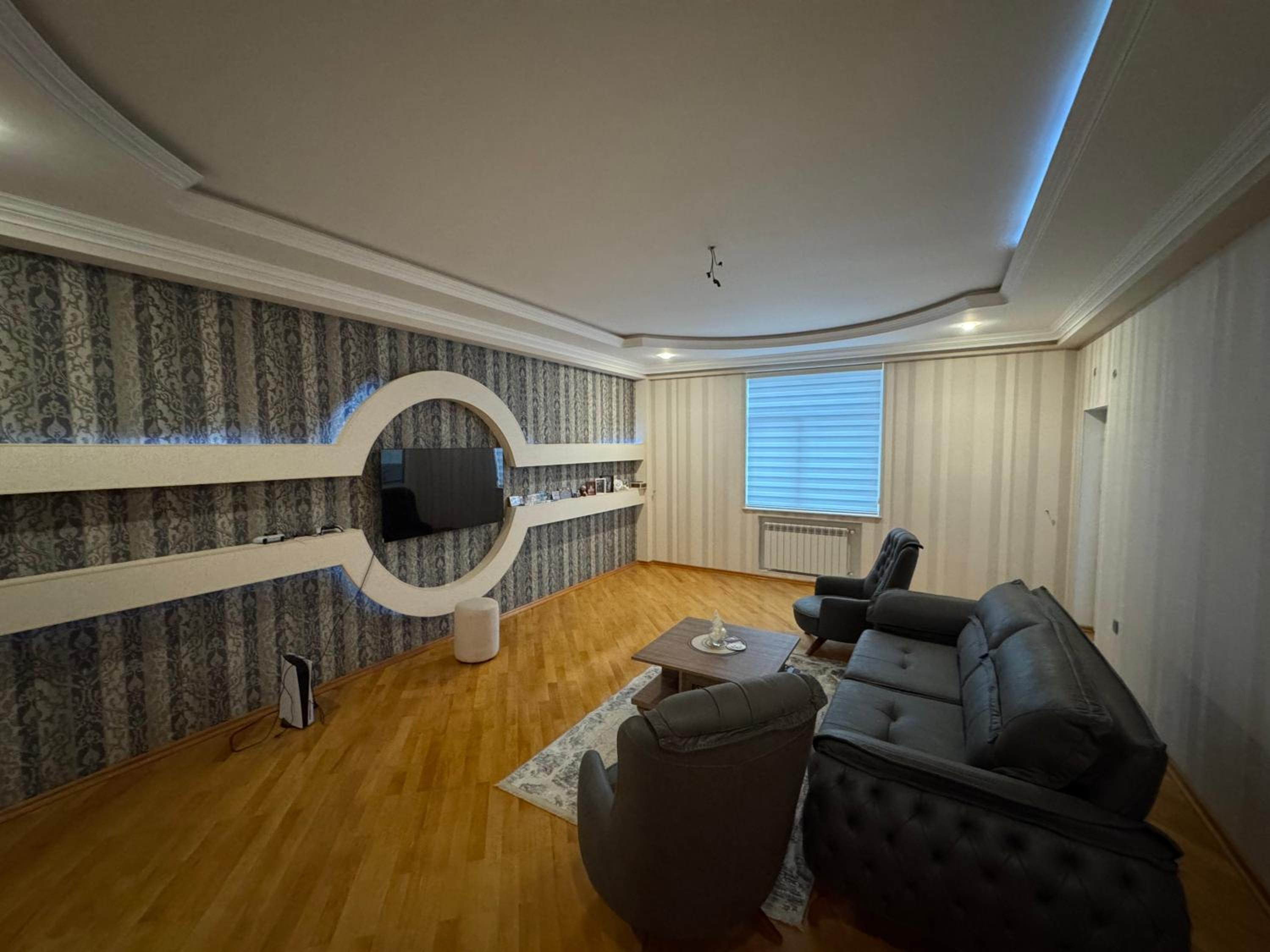 Spacious Apartment near metro station
