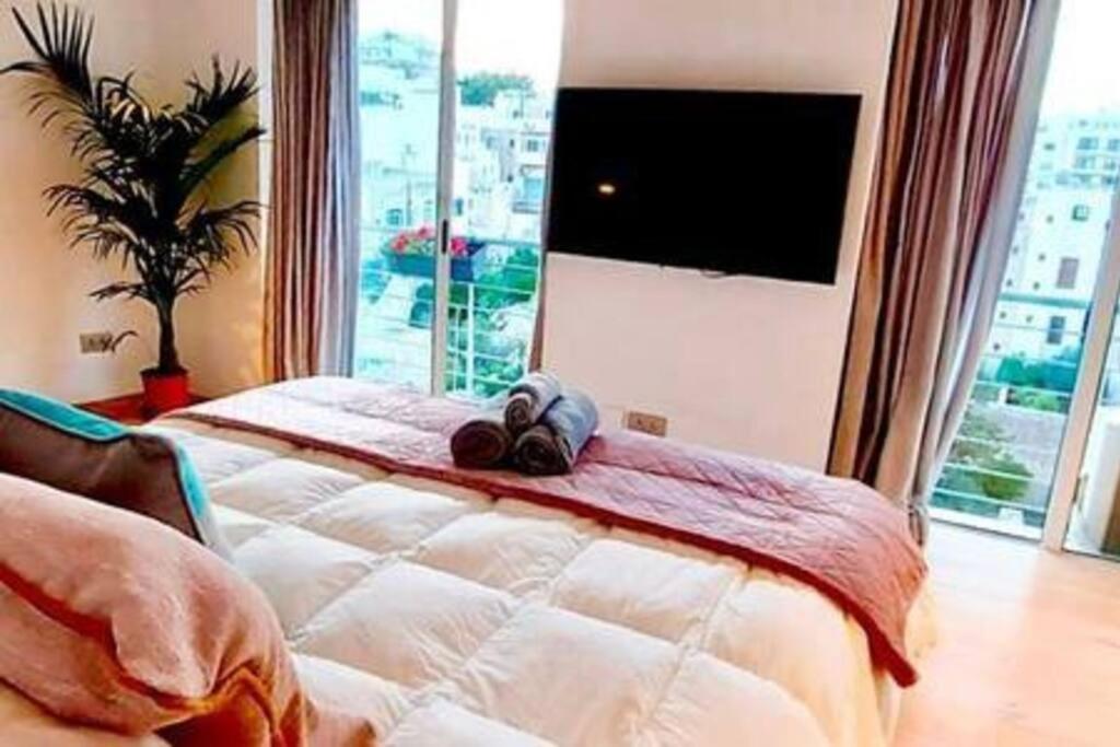 Stunning beachfront apartment in St Julians