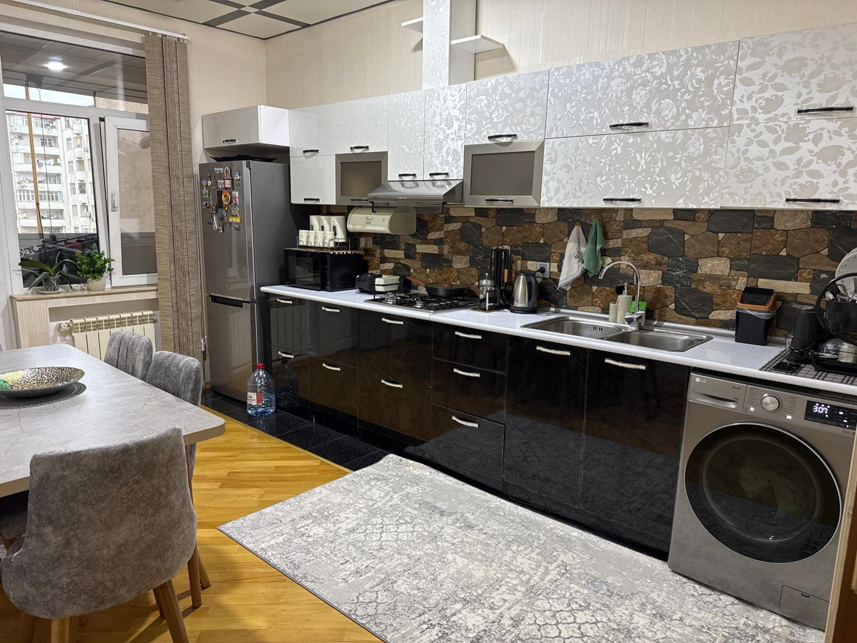 Spacious Apartment near metro station