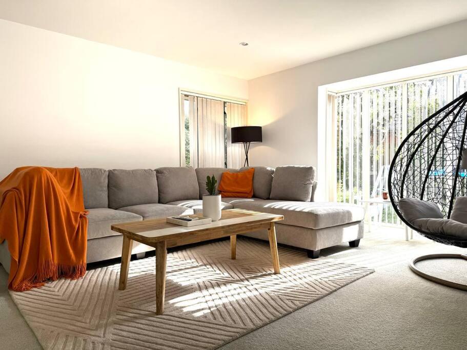 Large warm 4BRM family recharge in Halswell - Netflix, Massage chair