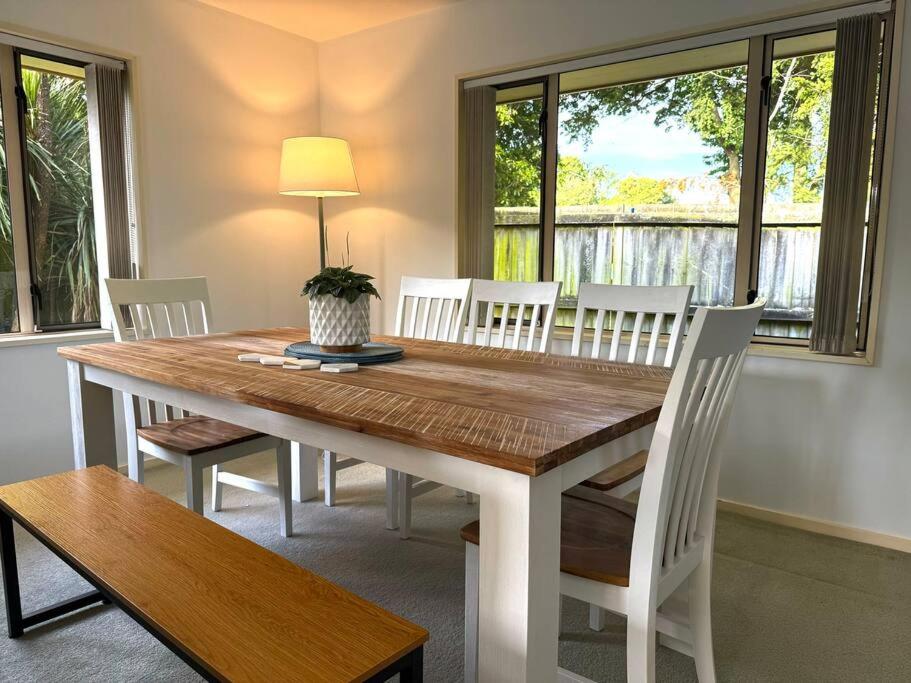 Large warm 4BRM family recharge in Halswell - Netflix, Massage chair